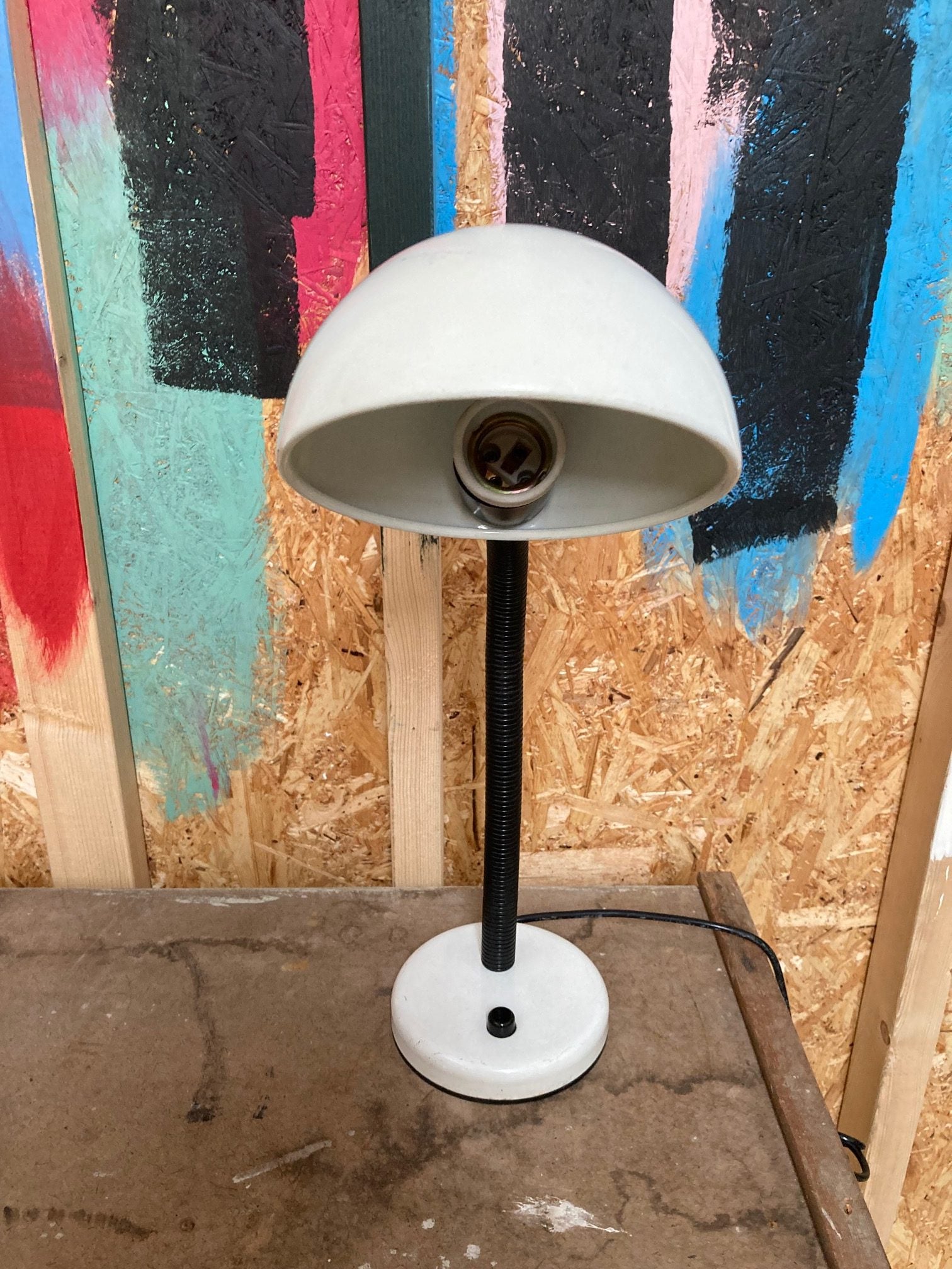 kids-black-white-retro-lamp-3
