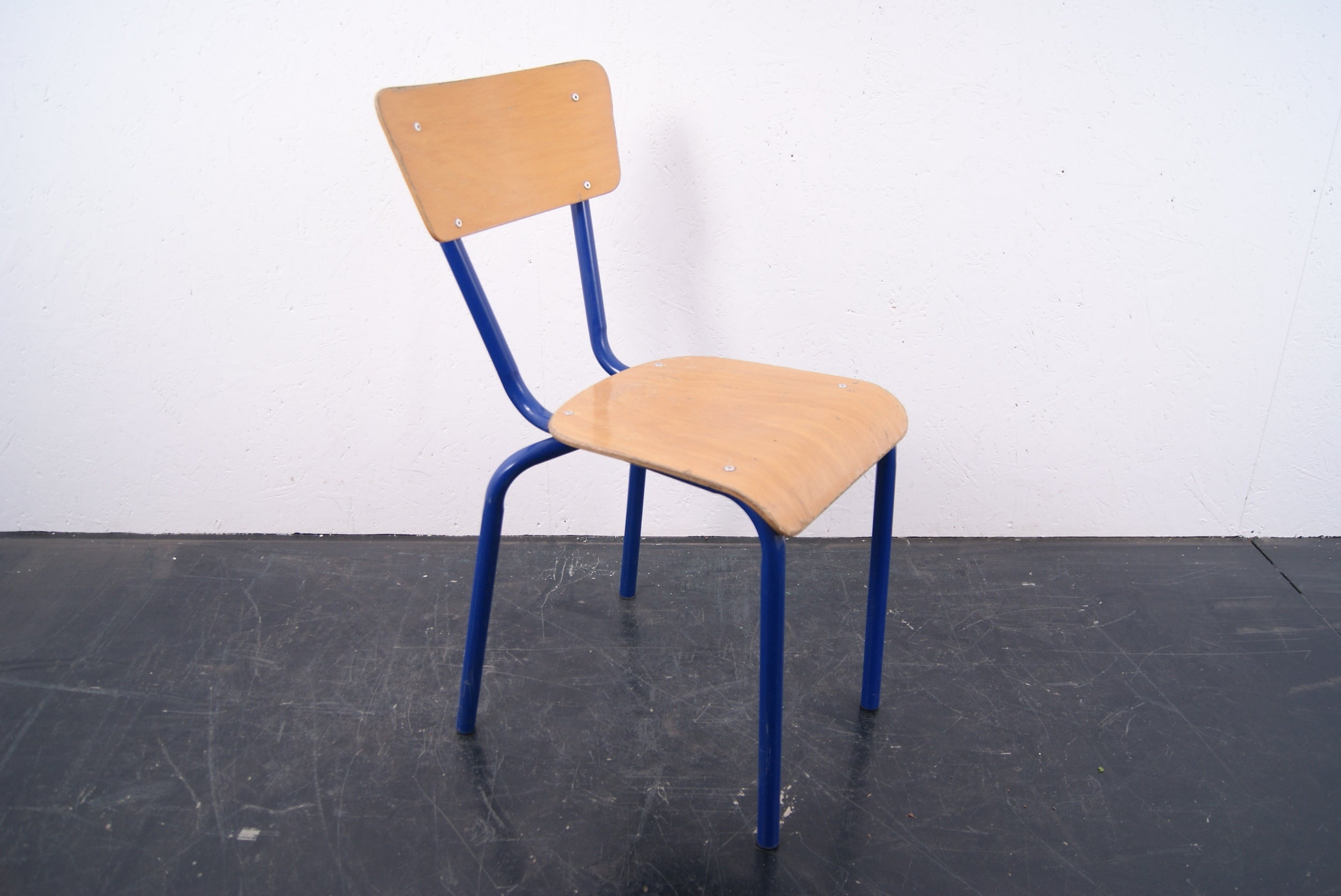 kids-blue-chair-3