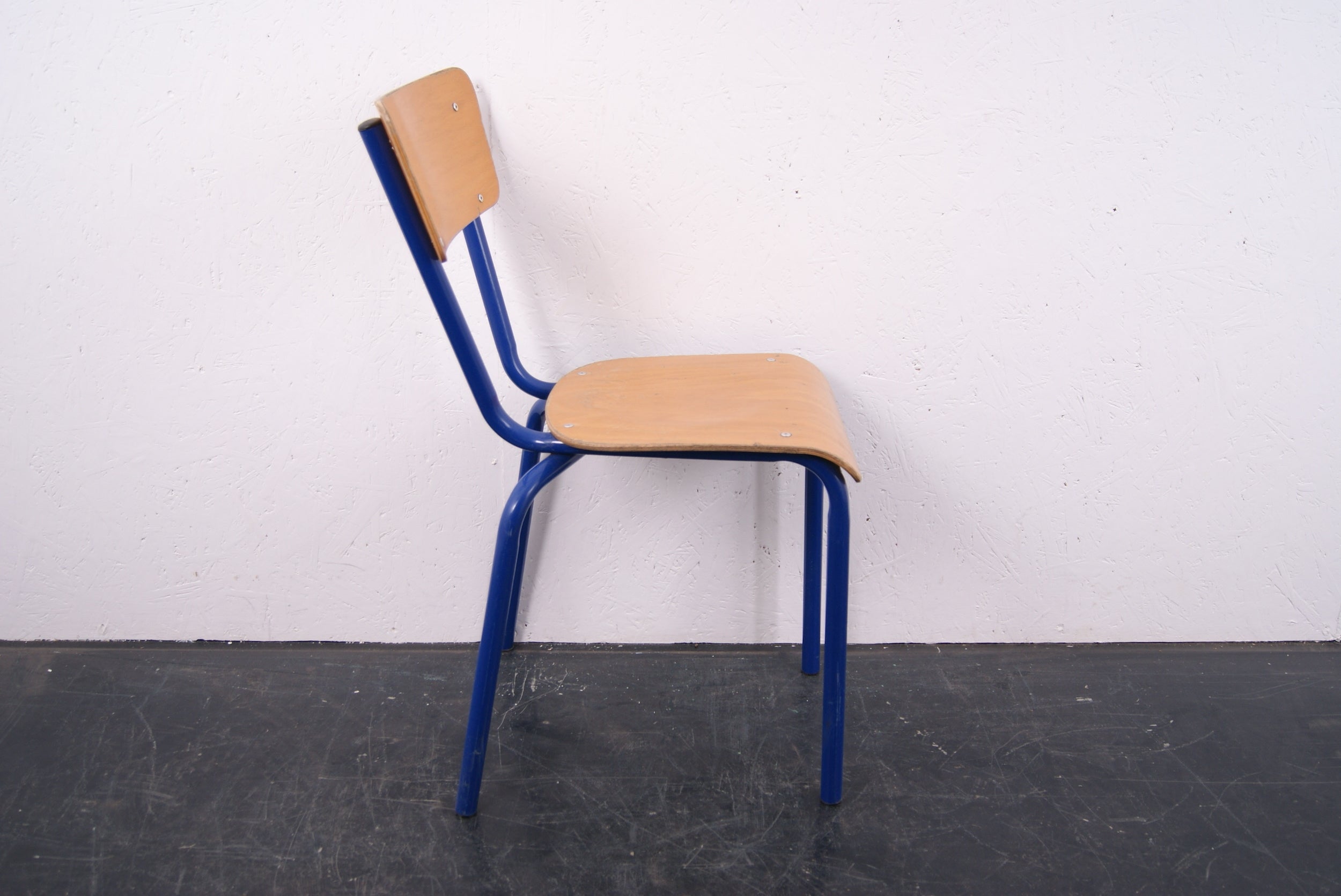 kids-blue-chair-4
