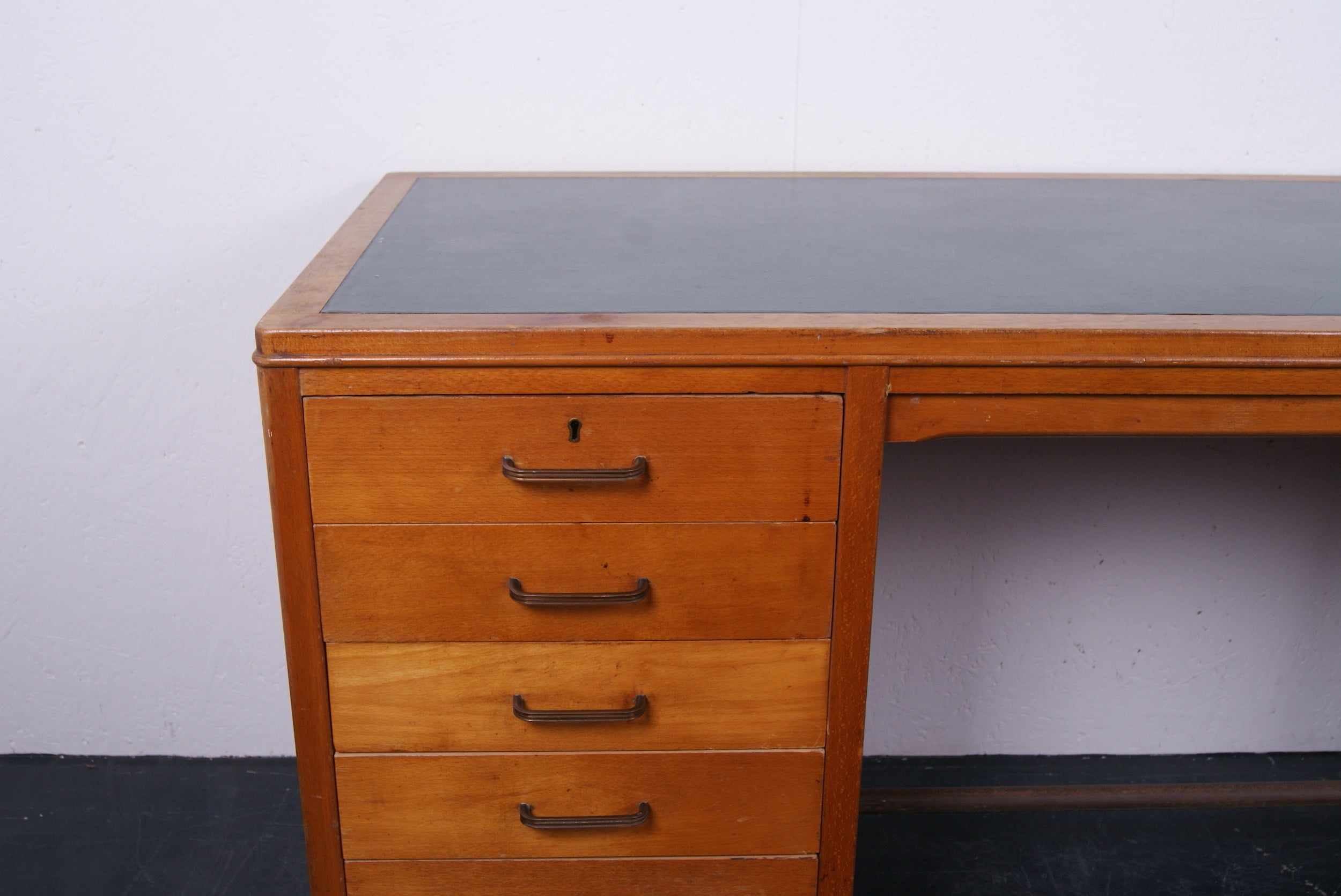 kids-desk-with-drawers-2