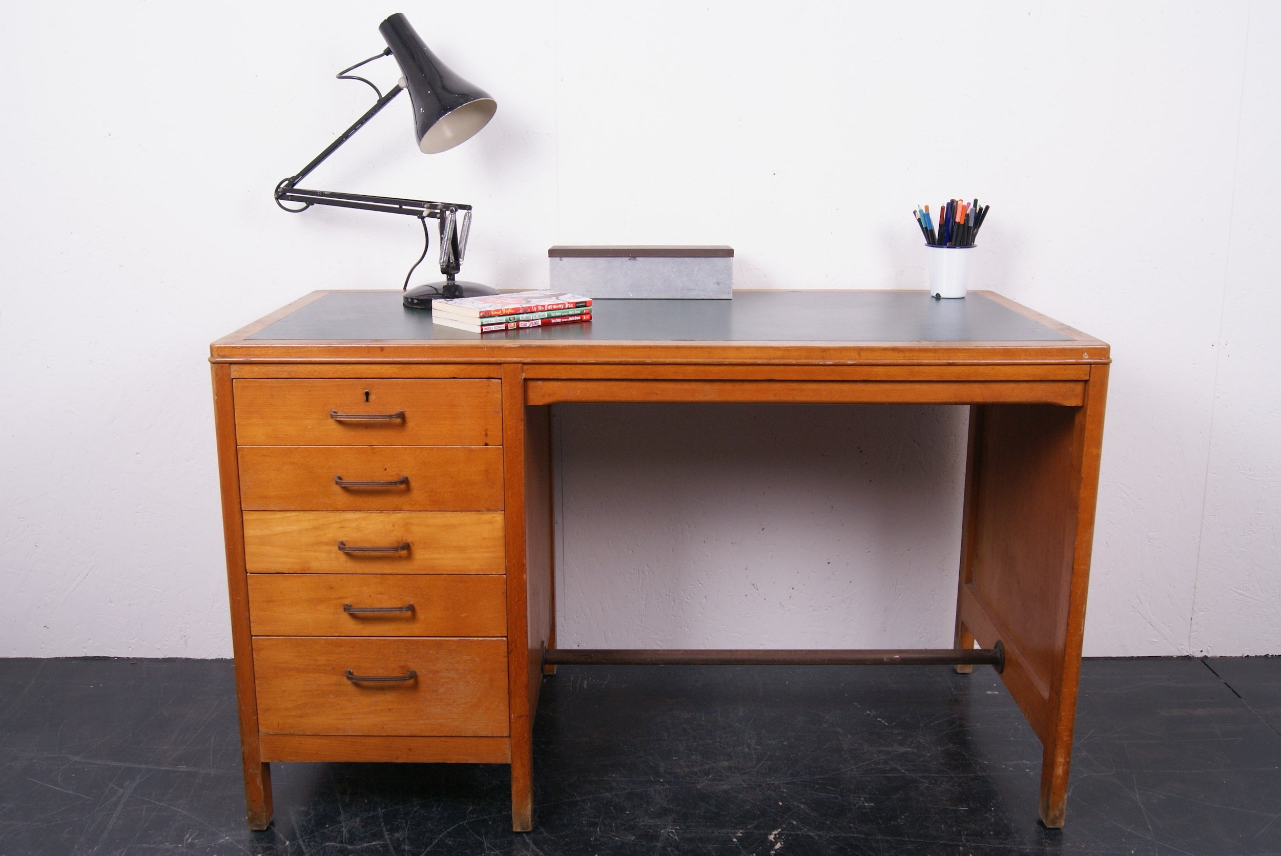 kids-desk-with-drawers-7