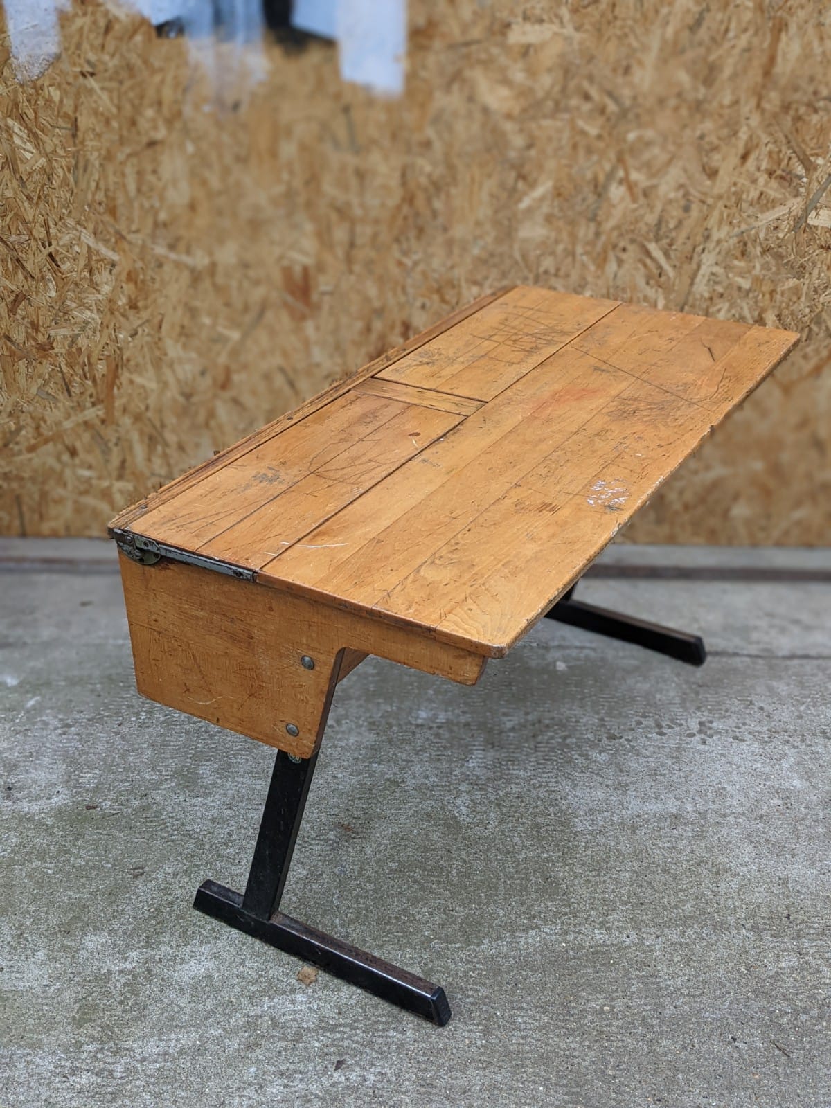 kids-double-desk-with-metal-legs-3