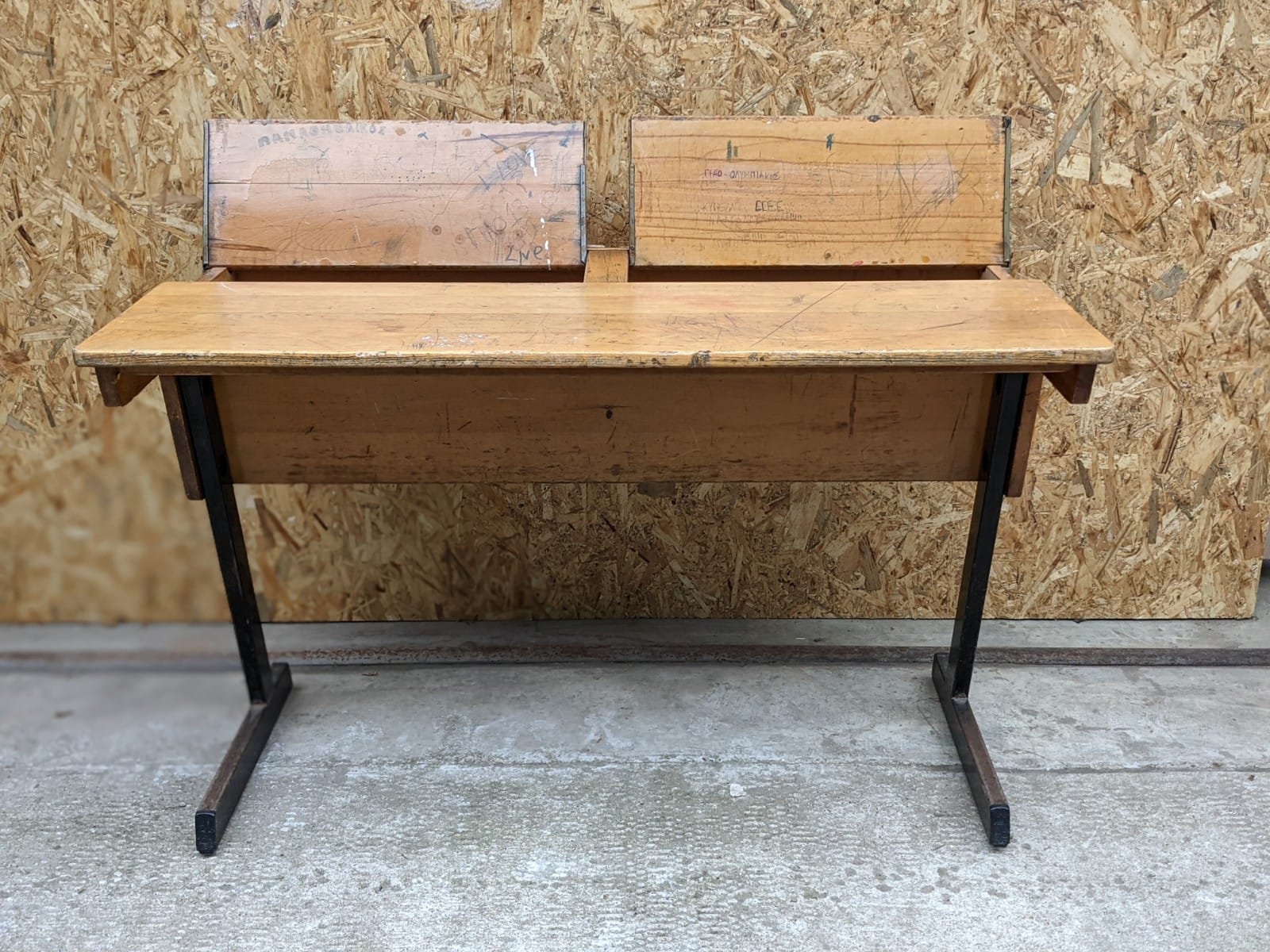 kids-double-desk-with-metal-legs-5