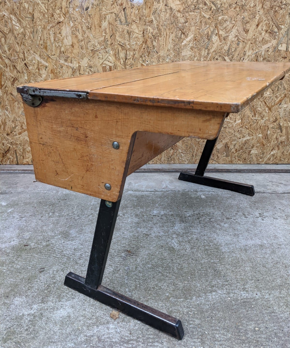kids-double-desk-with-metal-legs-6