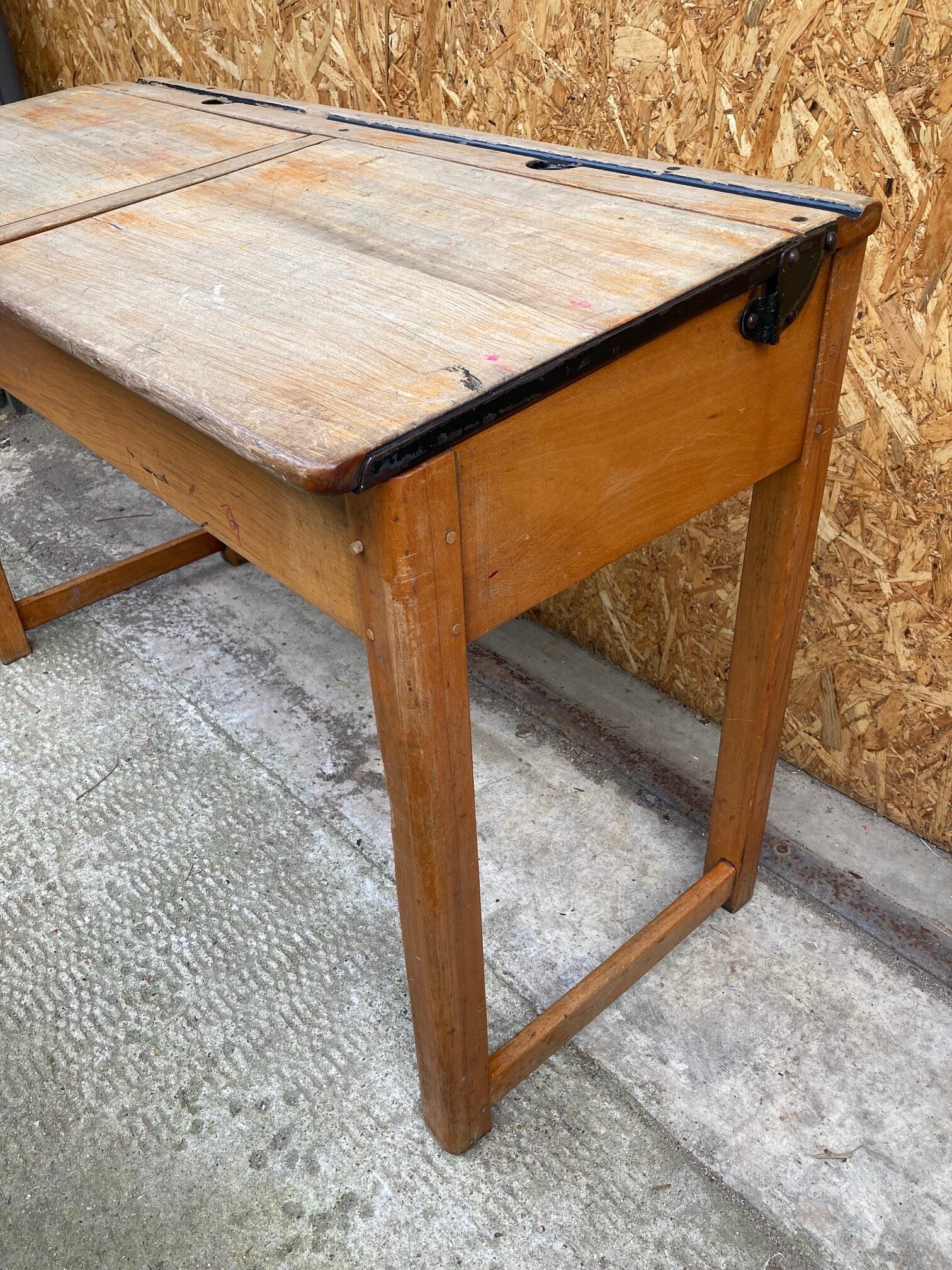 kids-double-sloped-school-desks-3