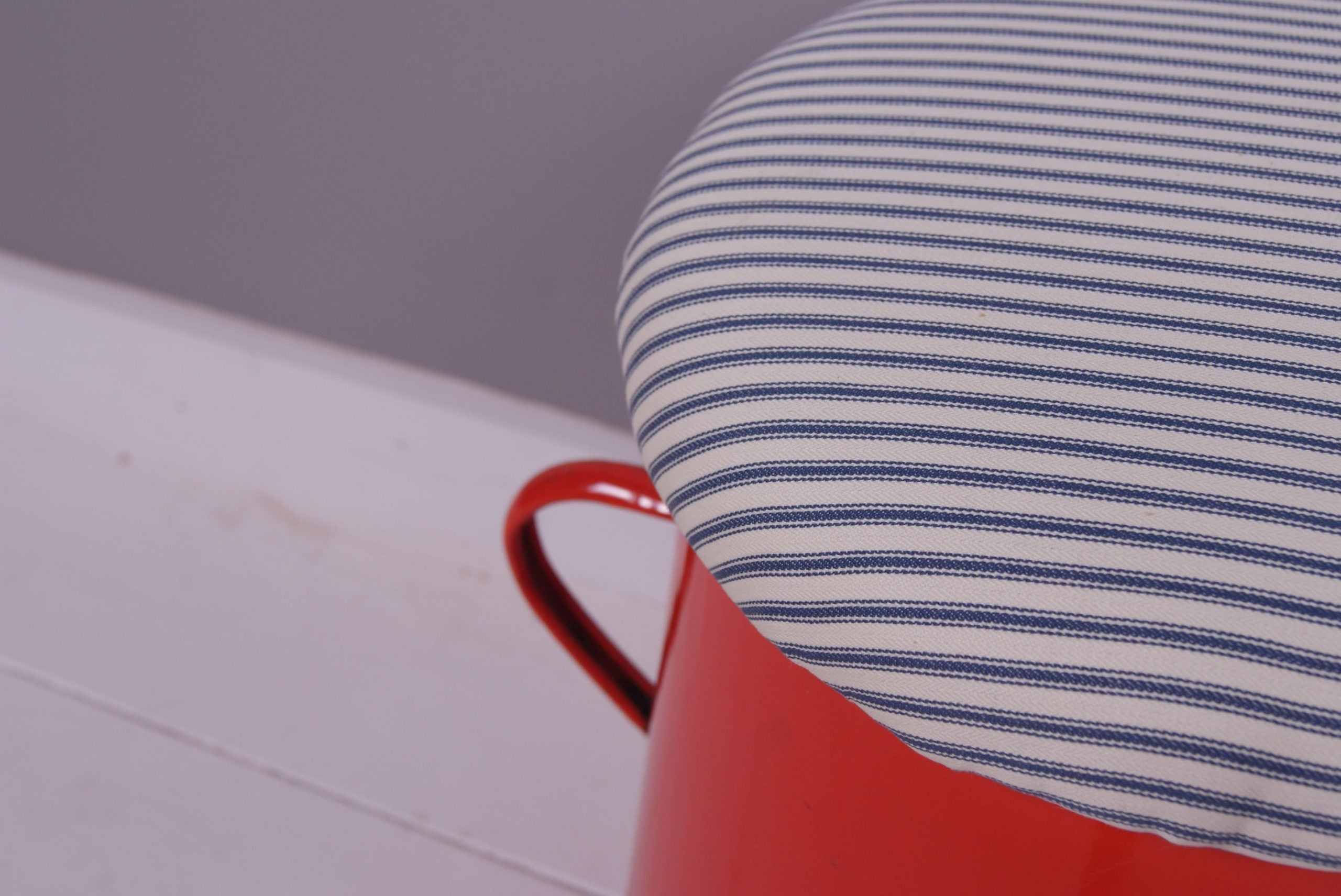Large Red Maggie with Removable Seat Pad