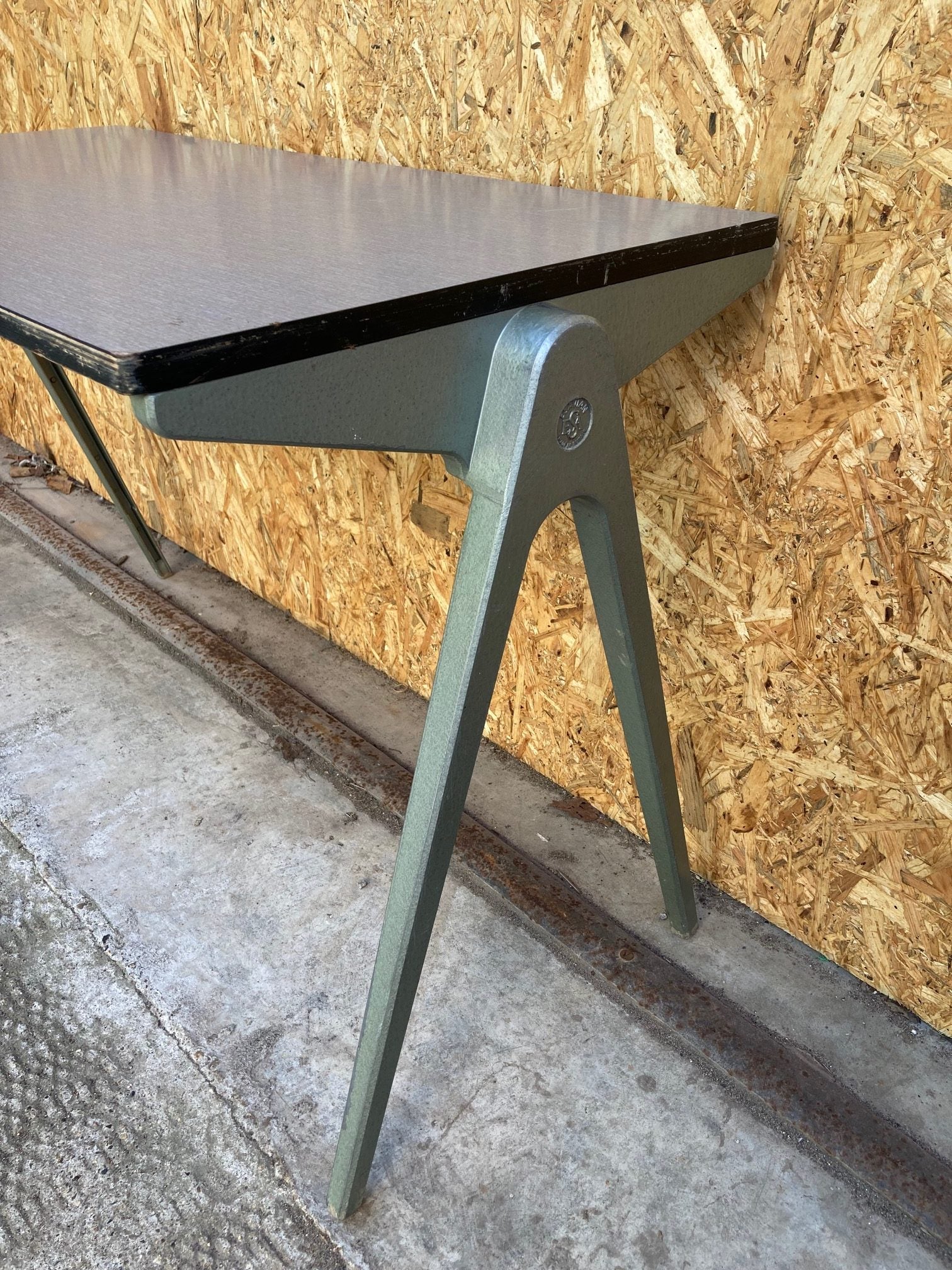kids-esavian-desk-2