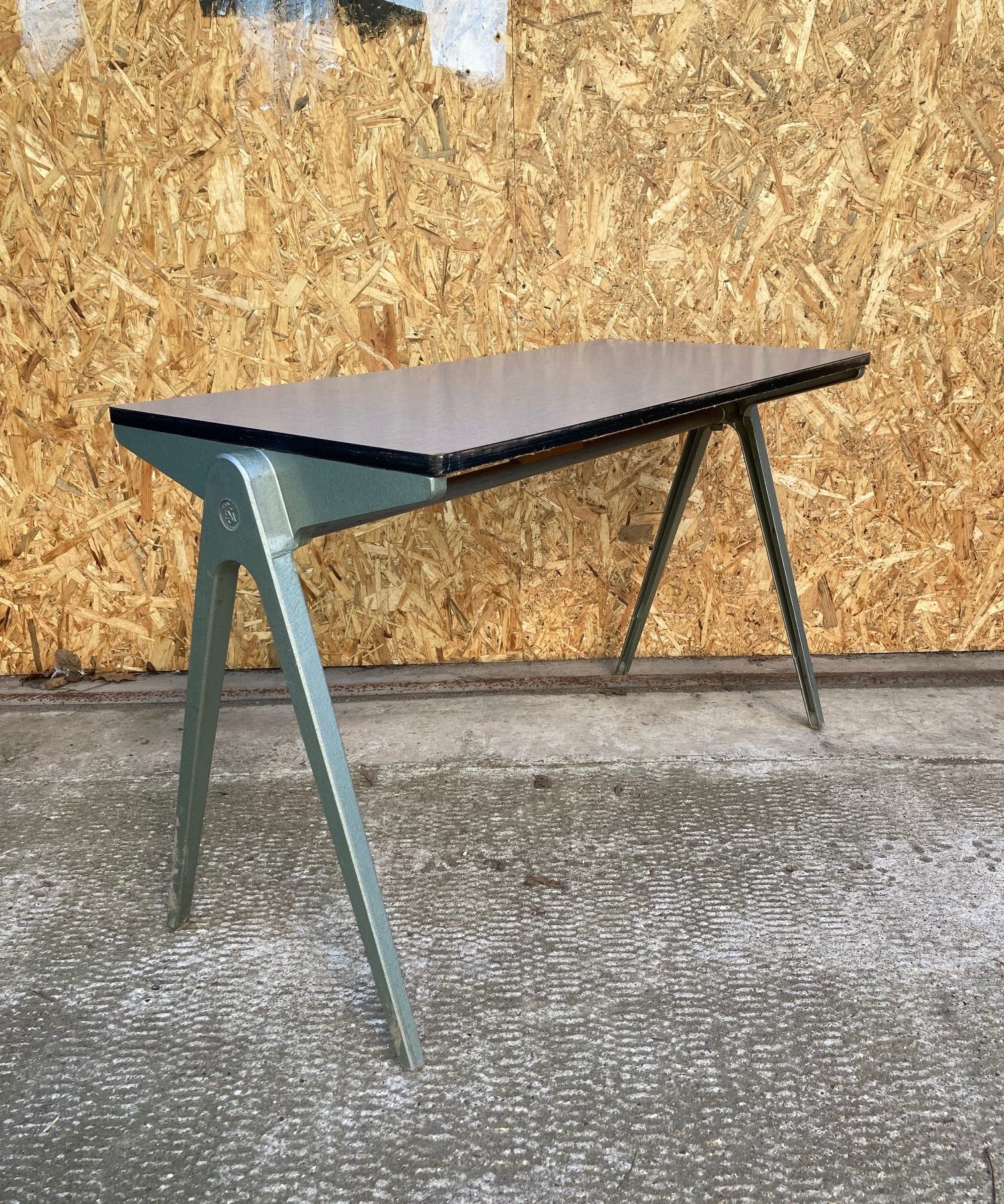 kids-esavian-desk-4