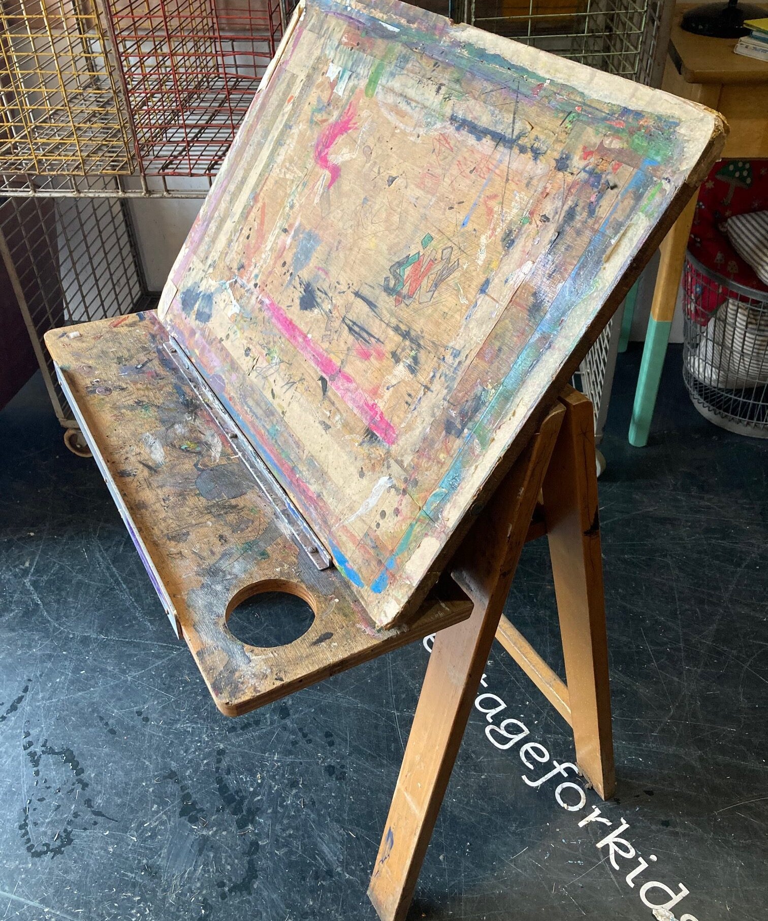 kids-foldable-art-table-1