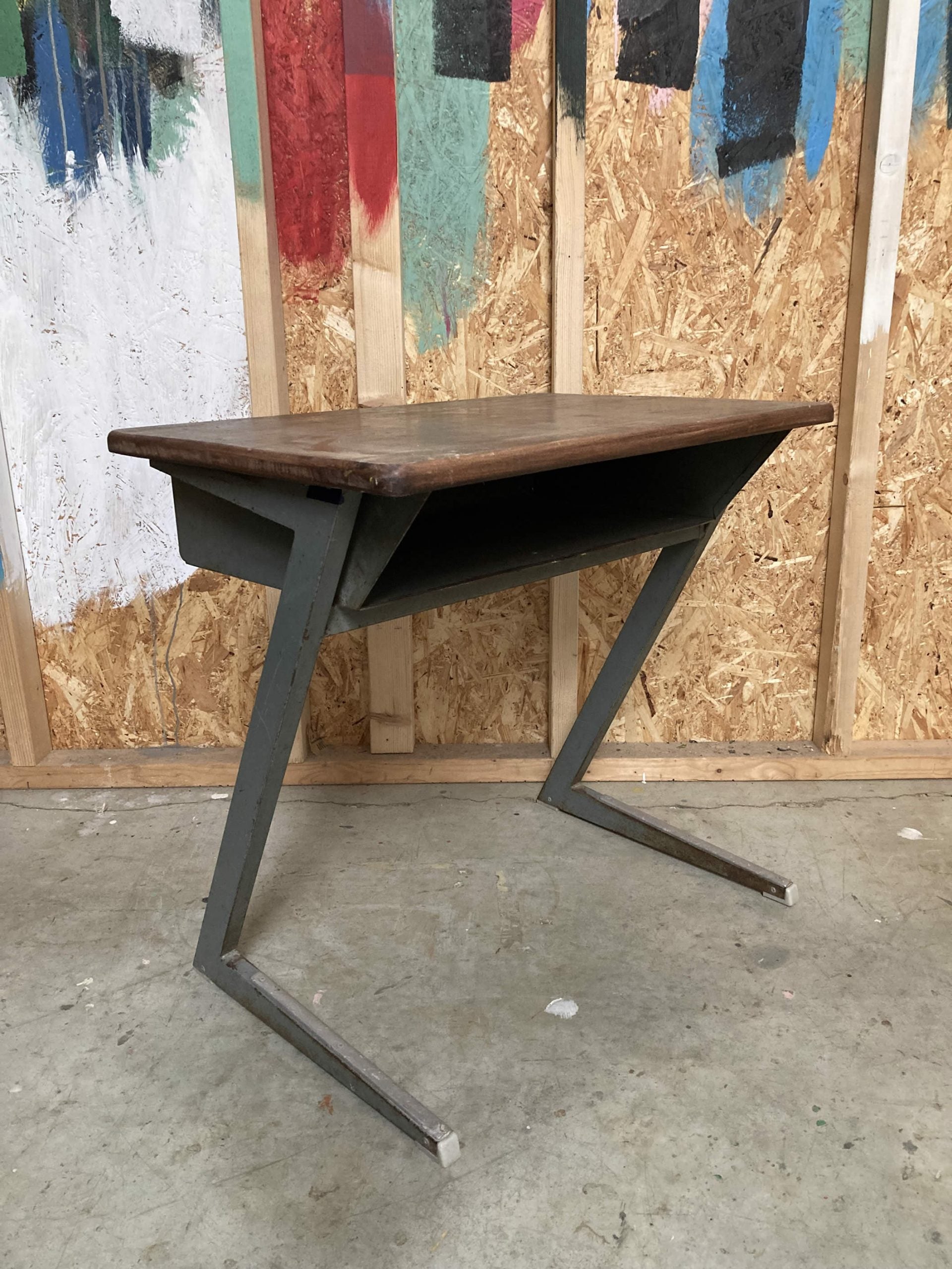 kids-metal-legged-single-desk-3