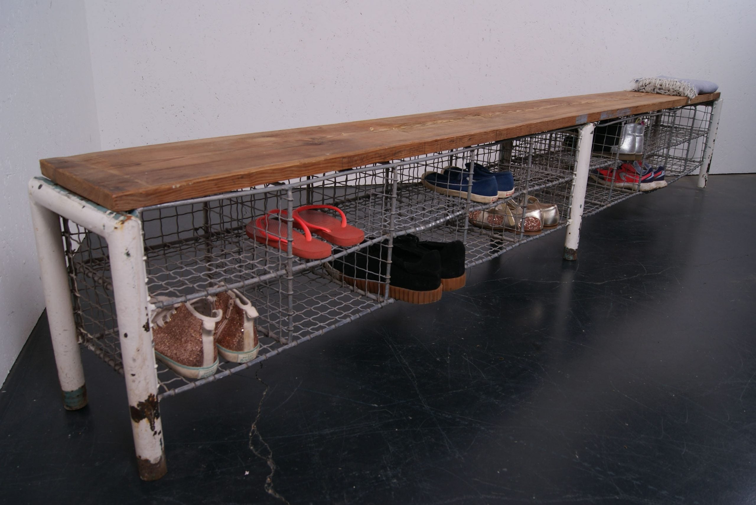 Children's Long School Bench with Wire Mesh Shoe Storage