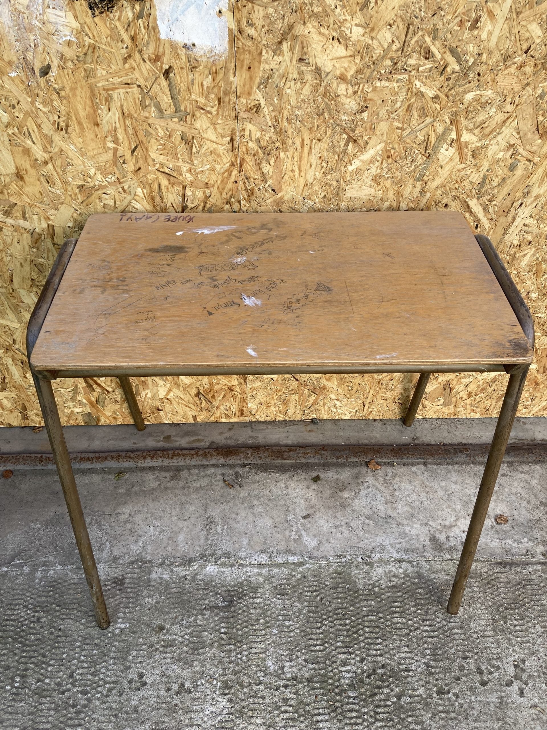 kids-tubular-metal-desk-3