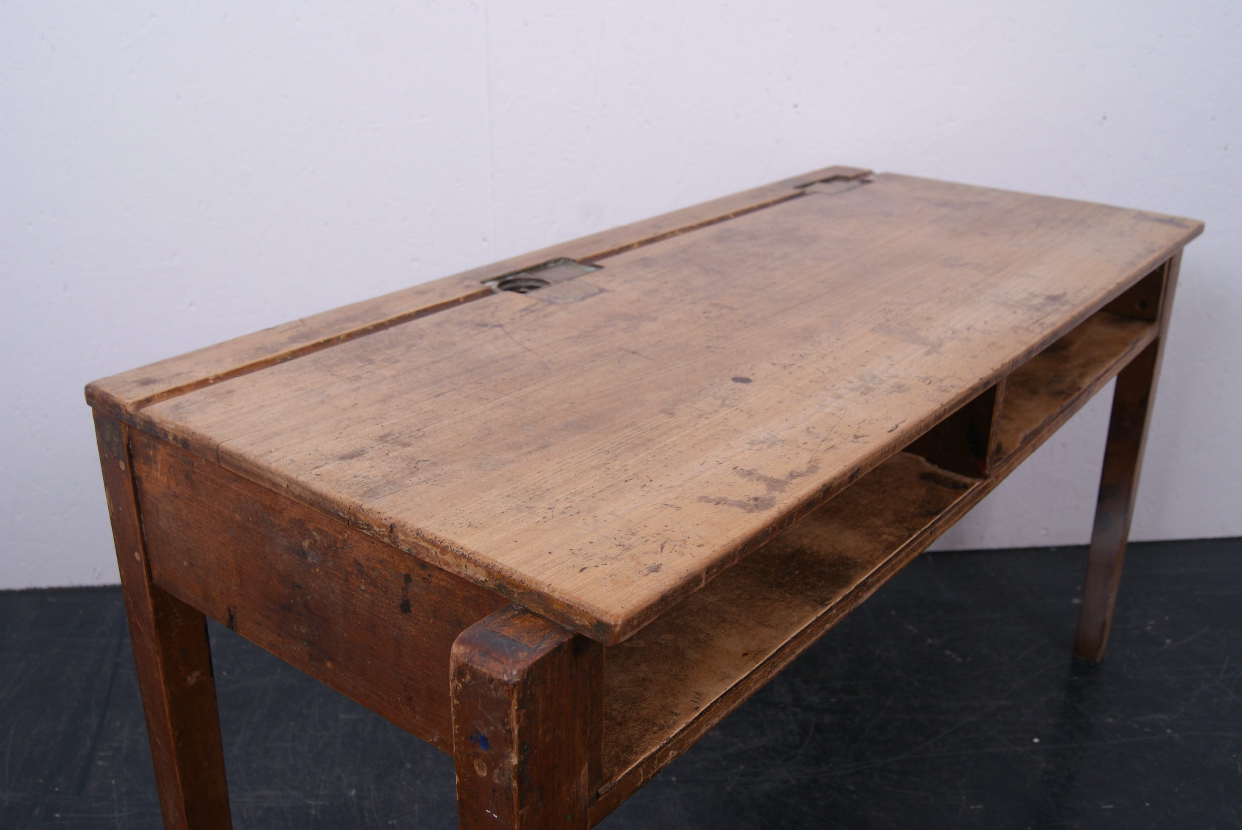 kids-wooden-desk-with-shelf-4