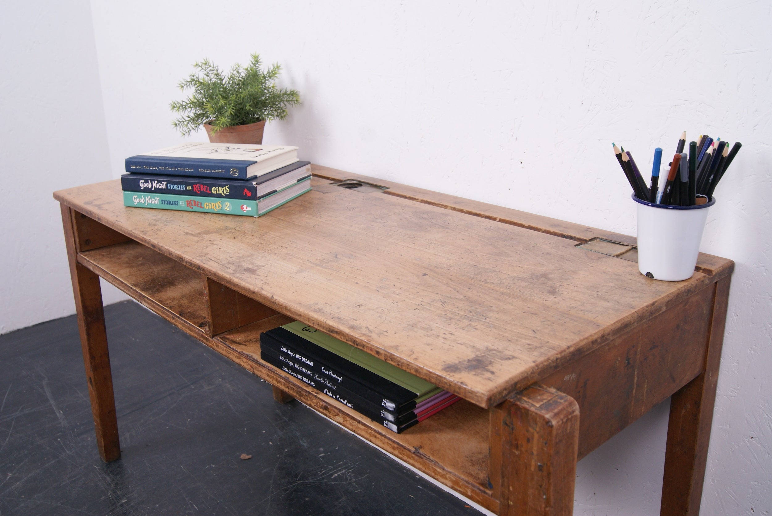 kids-wooden-desk-with-shelf-7