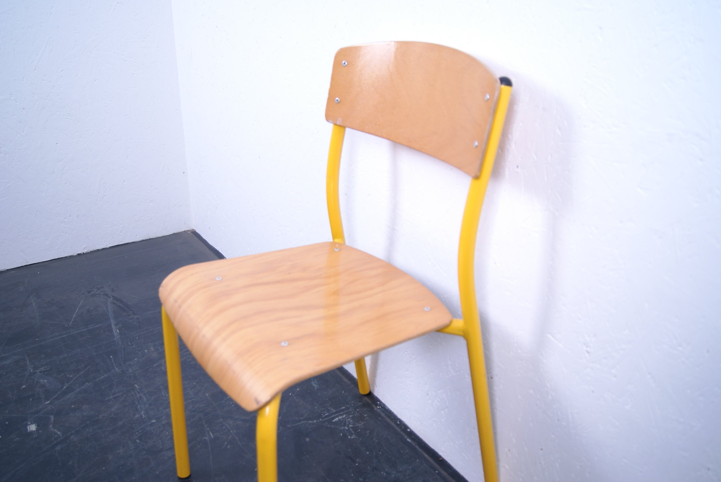 kids-yellow-chair-4