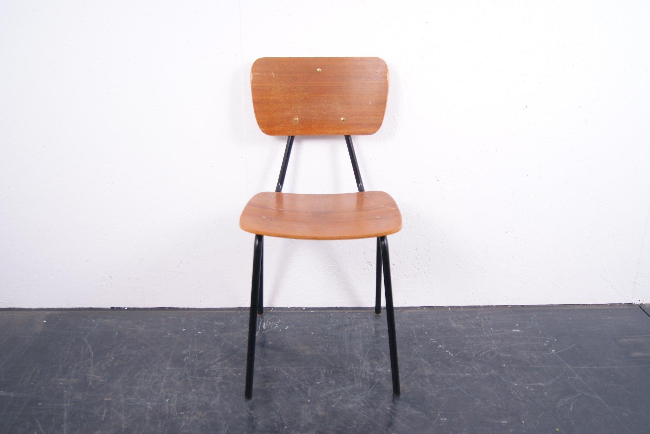 kids-black-chair-1