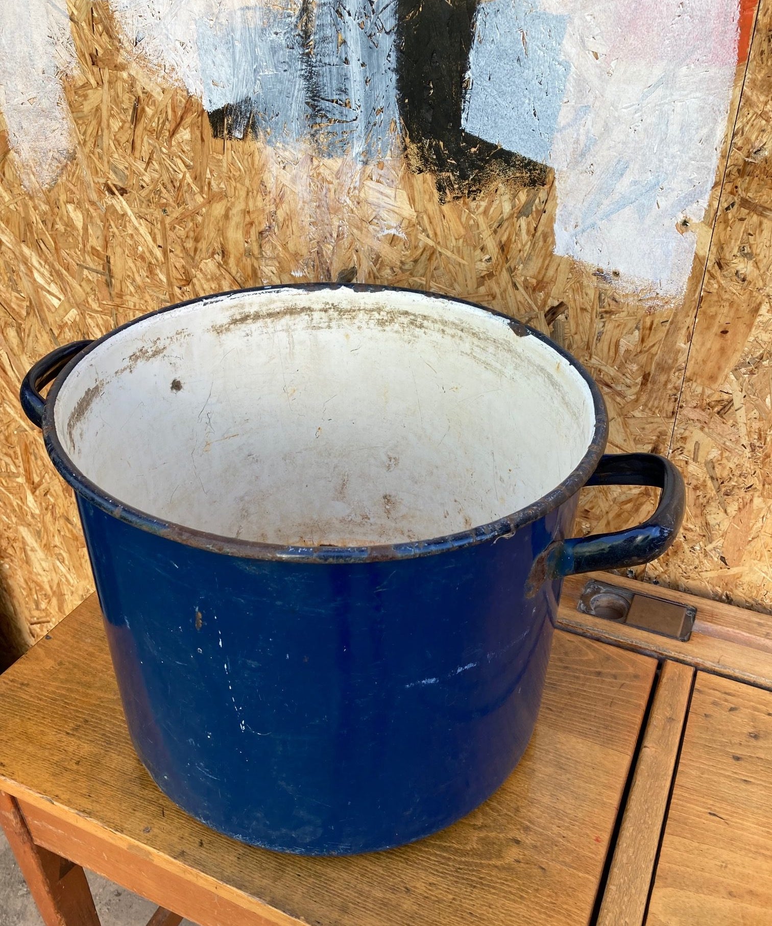 large-blue-round-enamel-maggie-3