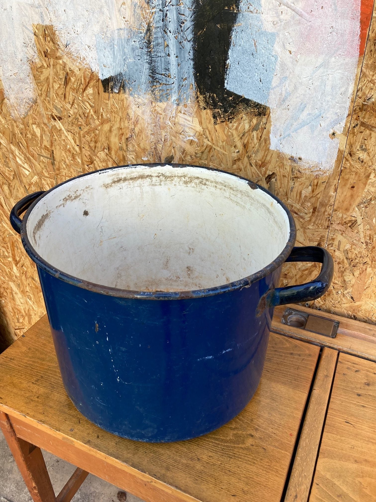 large-blue-round-enamel-maggie-3