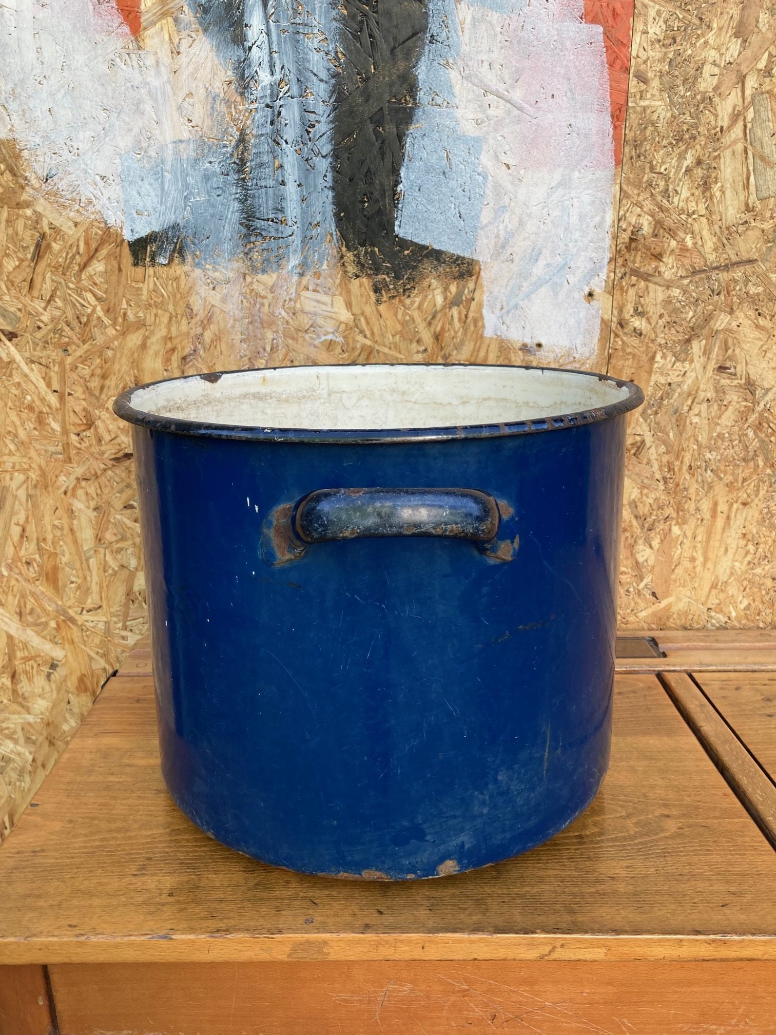large-blue-round-enamel-maggie-4