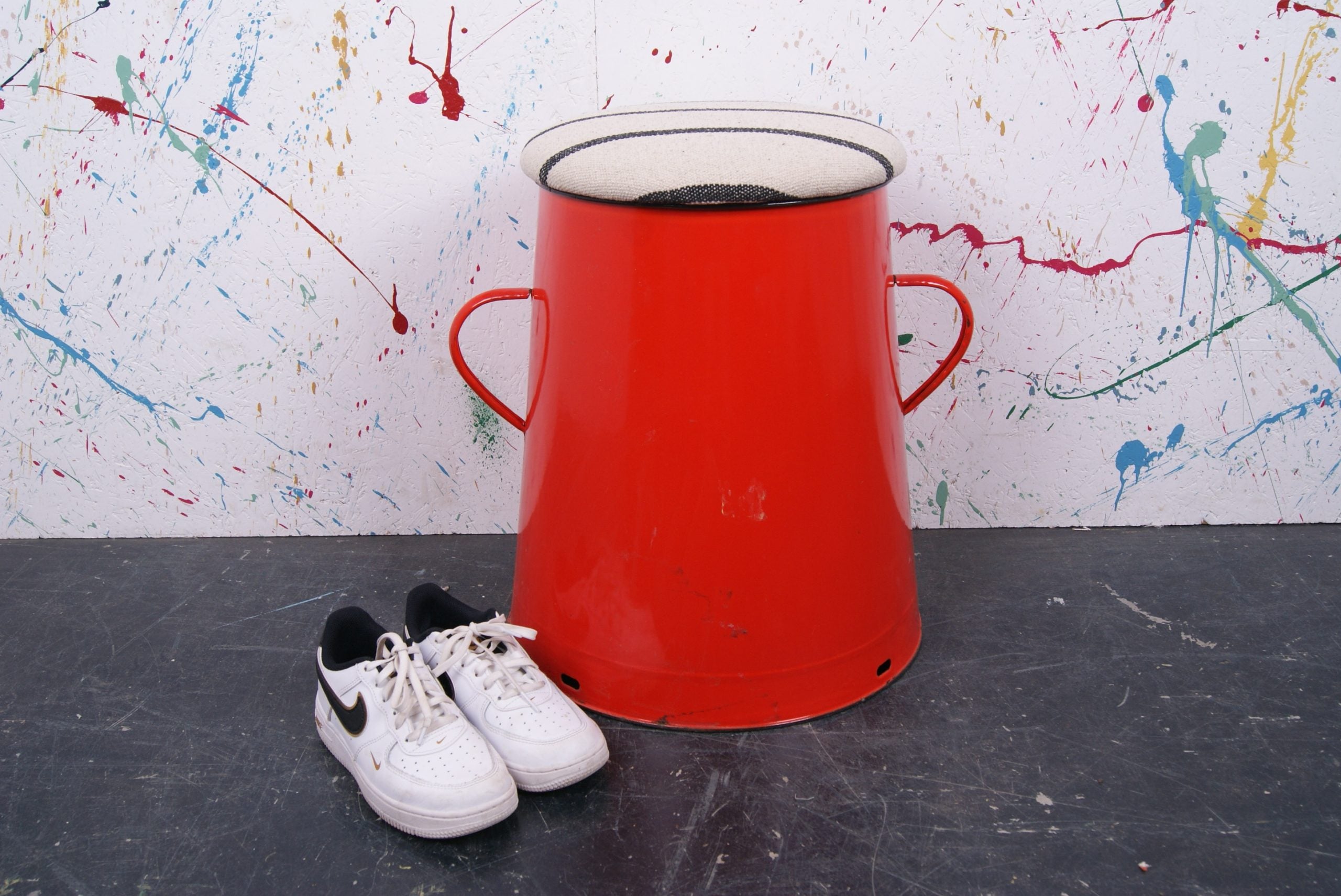 large-red-maggie-charcoal-4