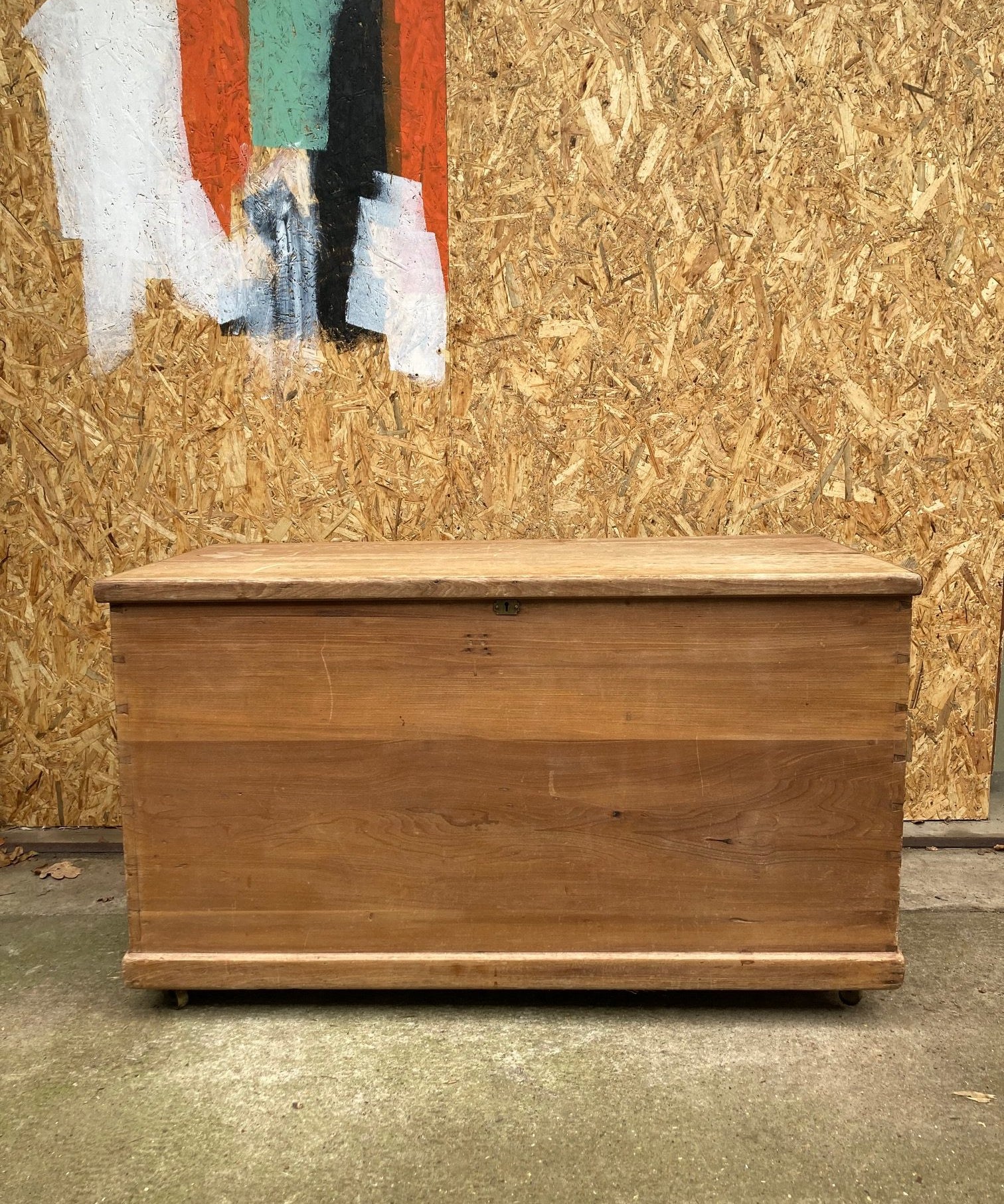 large-wooden-trunk-1