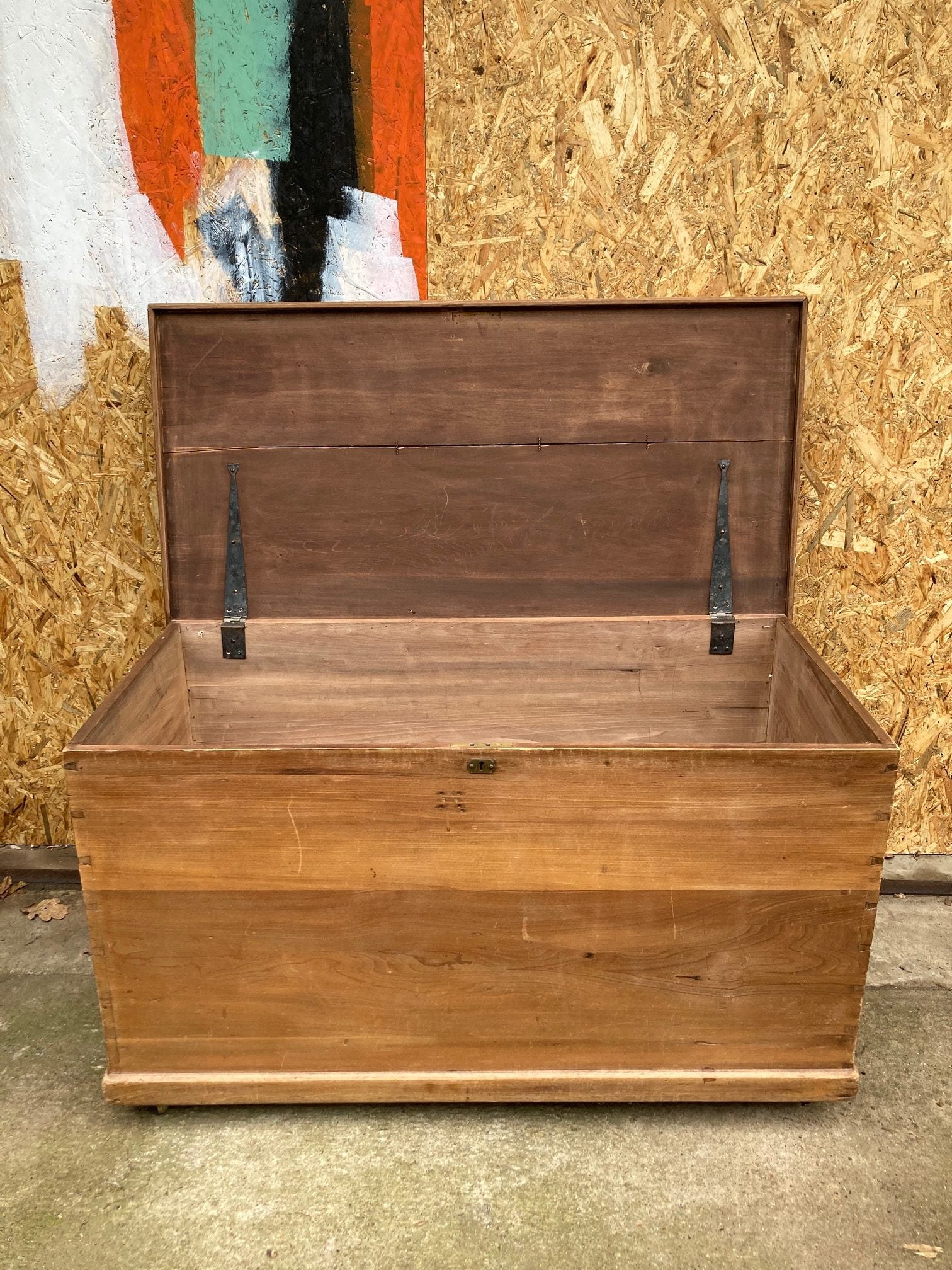 large-wooden-trunk-2