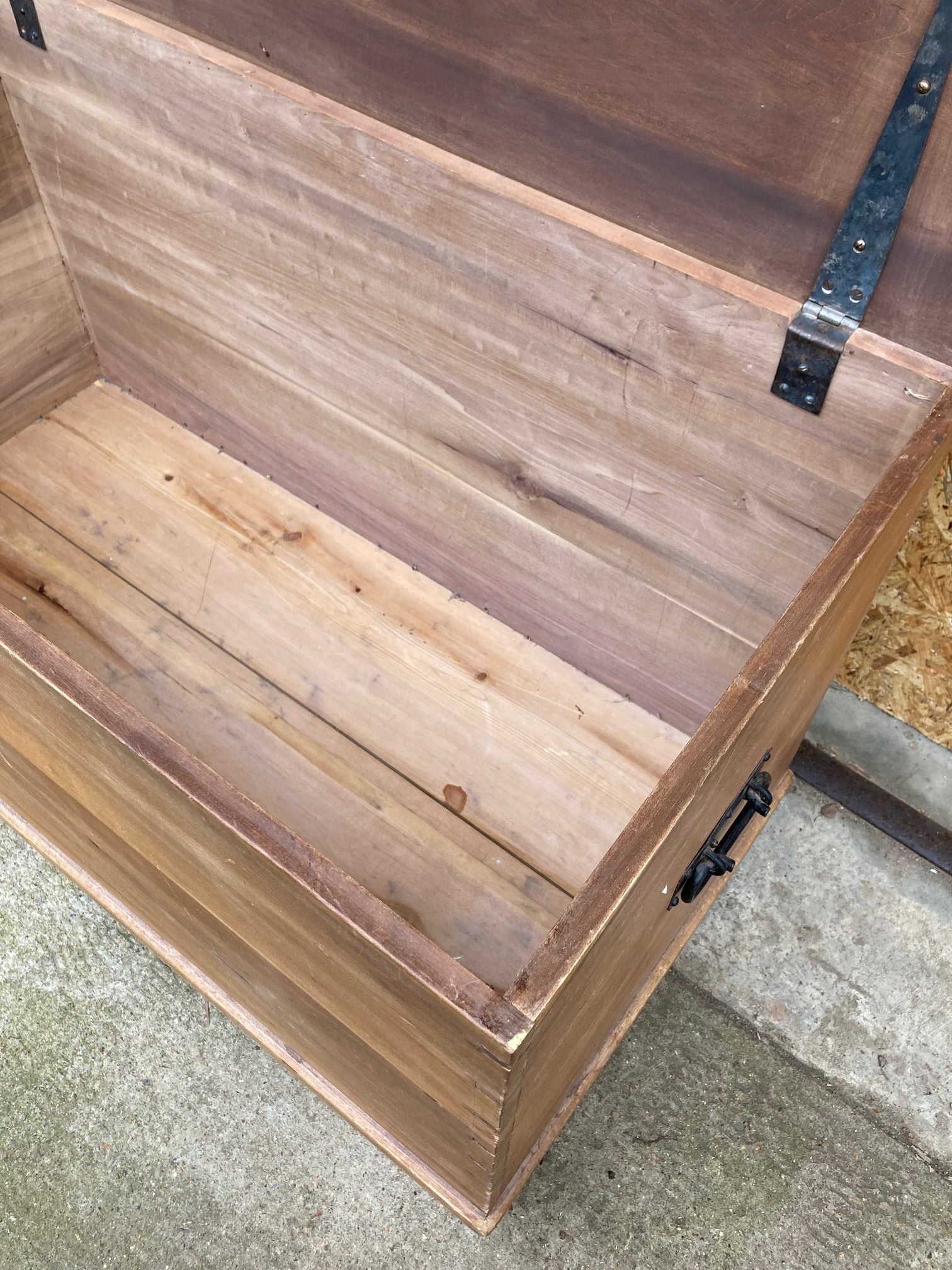 large-wooden-trunk-3