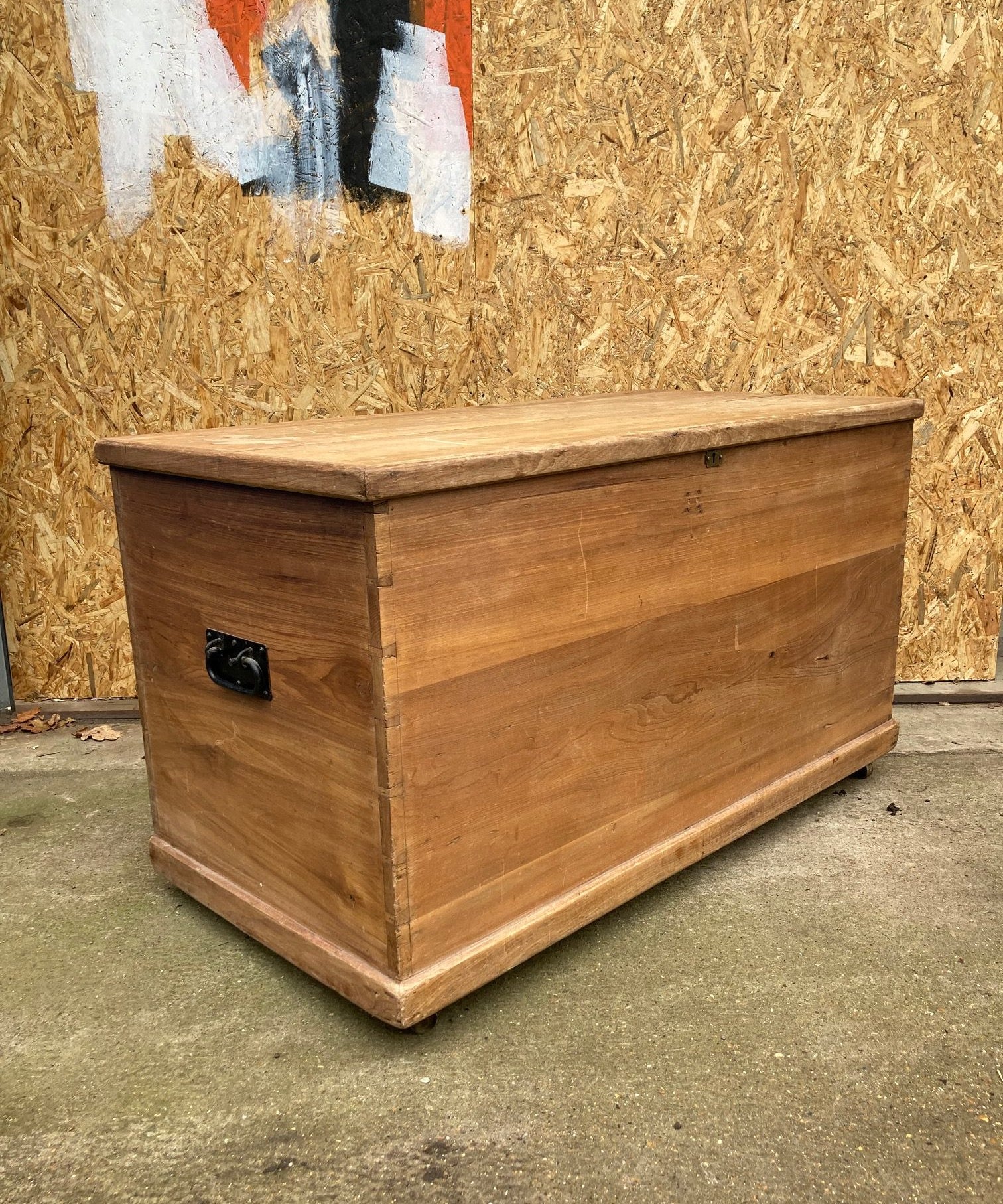 large-wooden-trunk-4