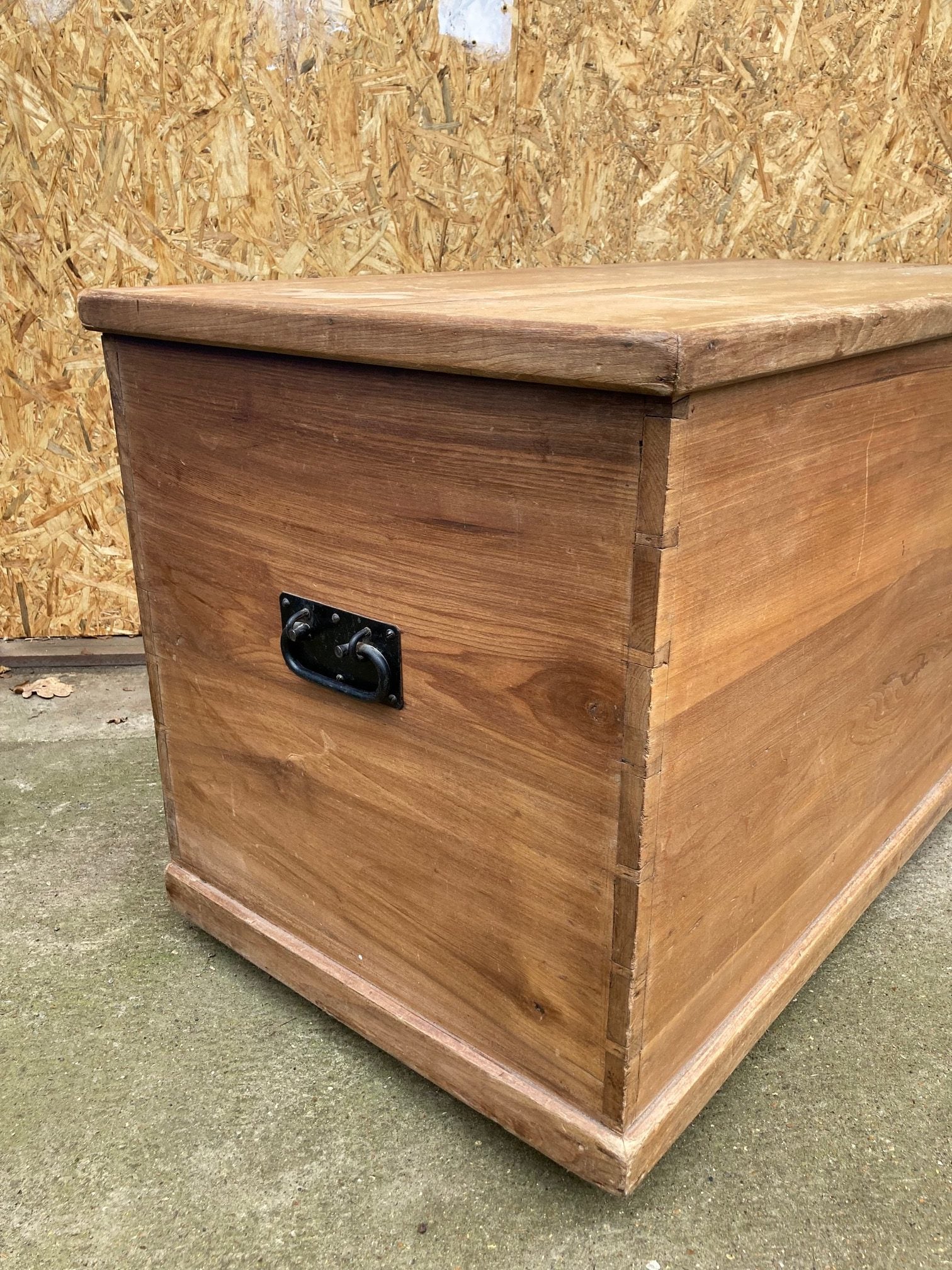 large-wooden-trunk-5