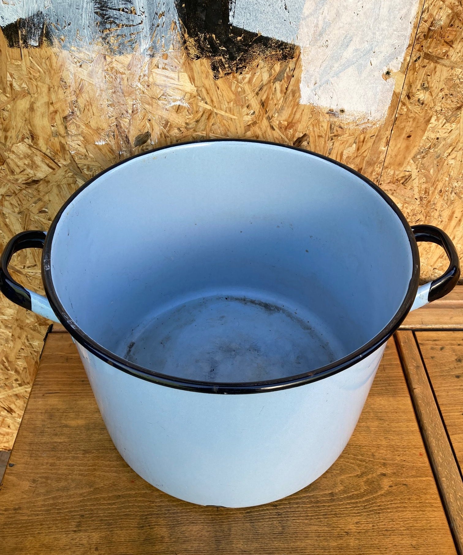 light-blue-round-enamel-maggie-2