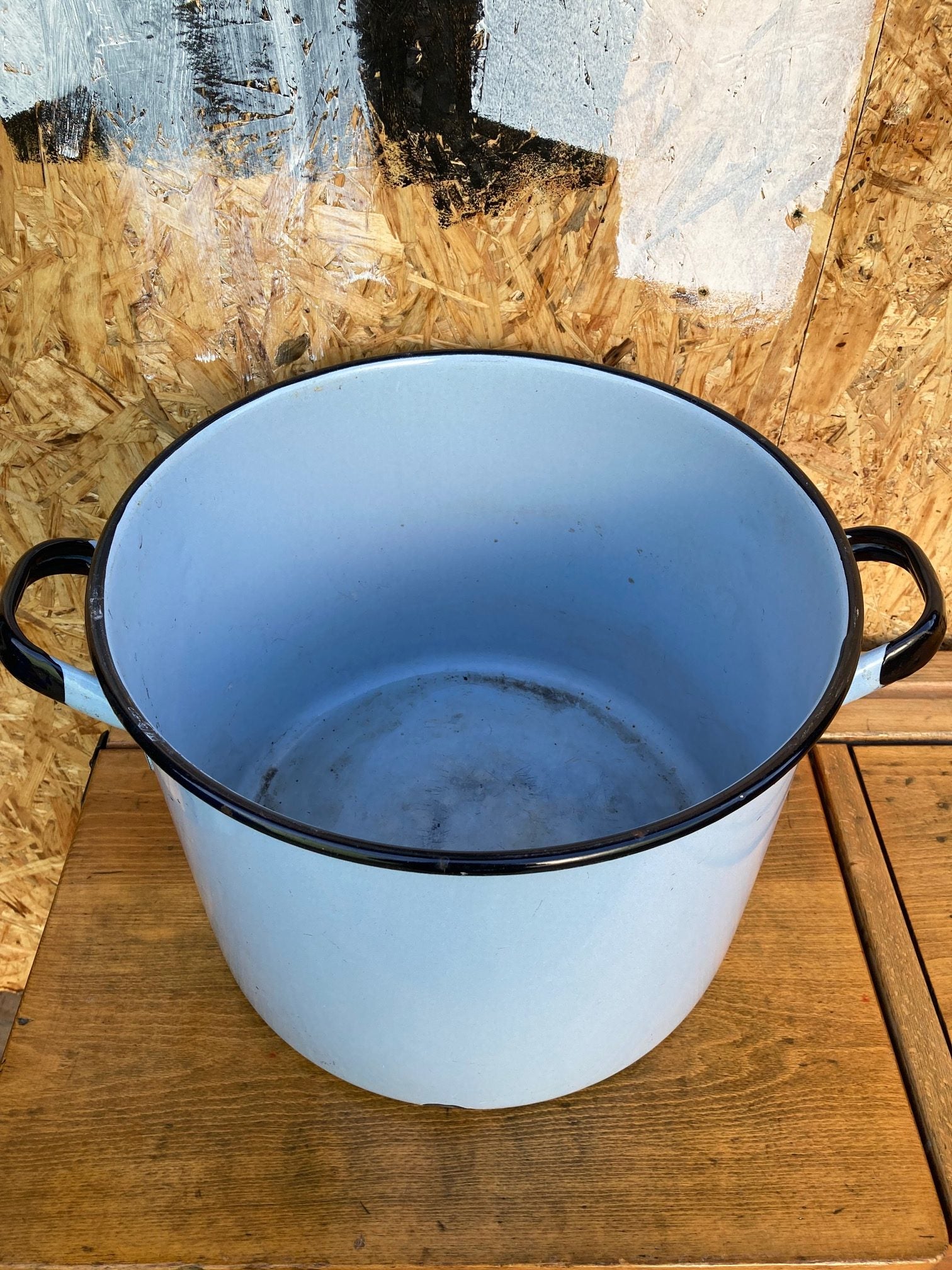light-blue-round-enamel-maggie-2