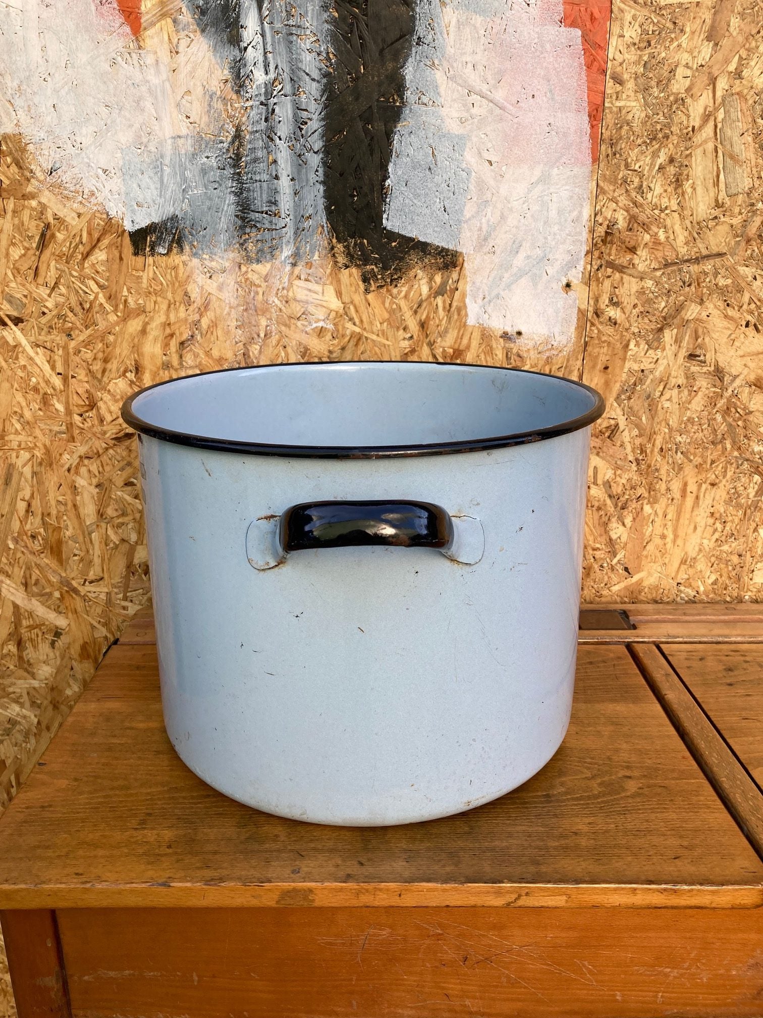 light-blue-round-enamel-maggie-4