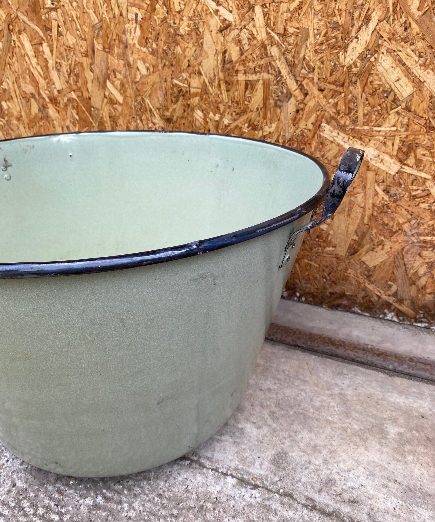 light-green-enamel-bucket-3