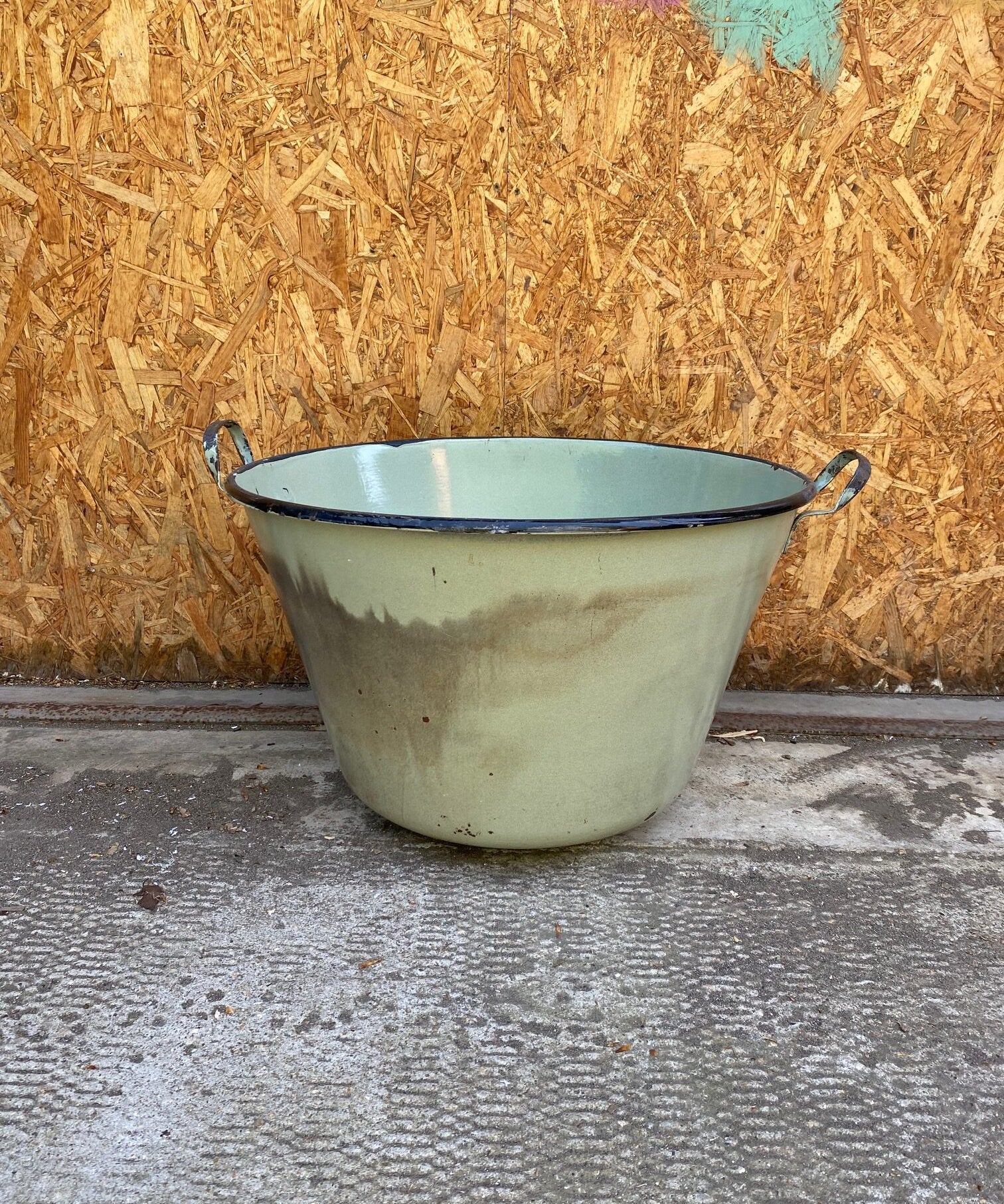 light-green-enamel-tub-1