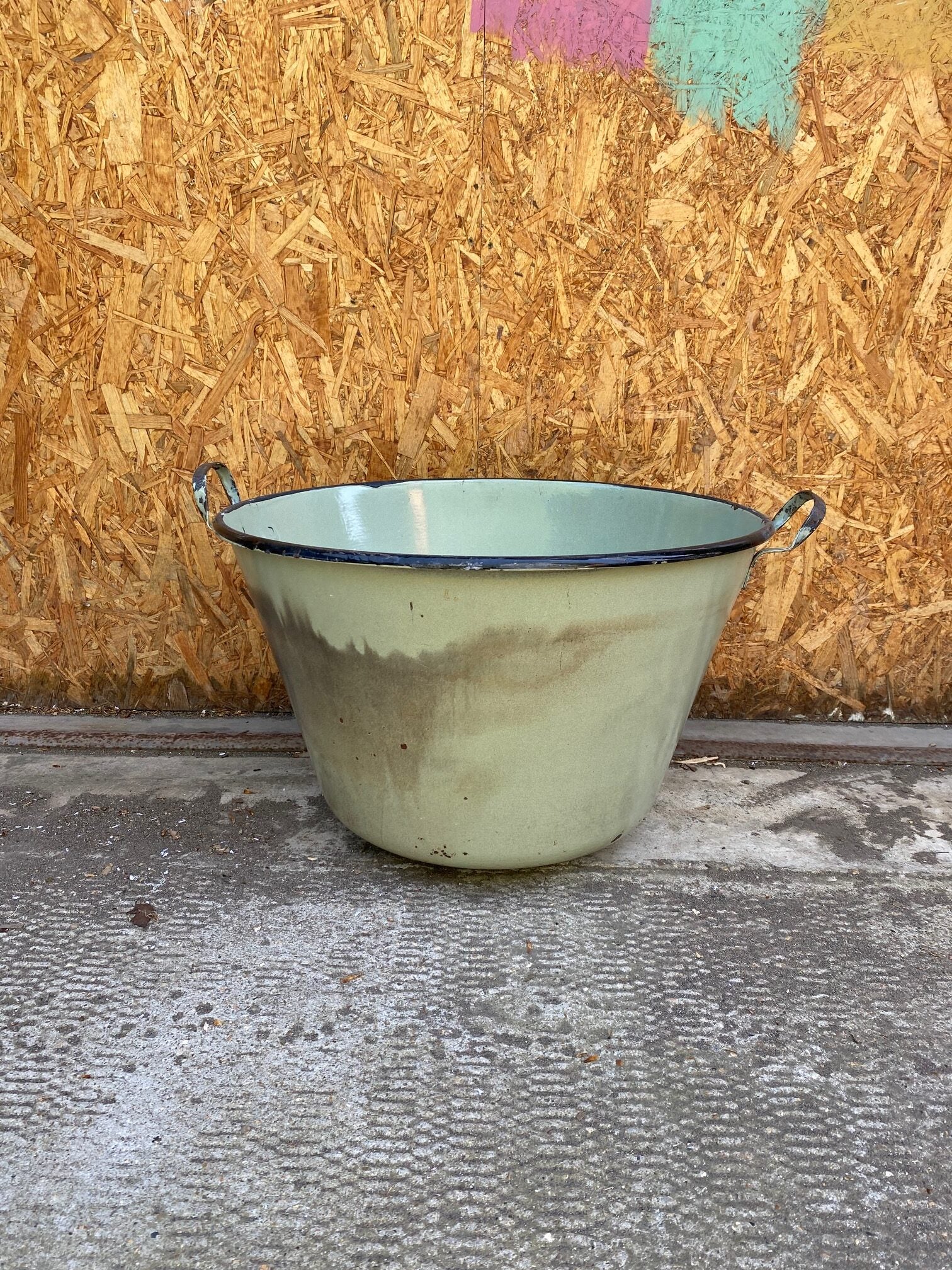 light-green-enamel-tub-1