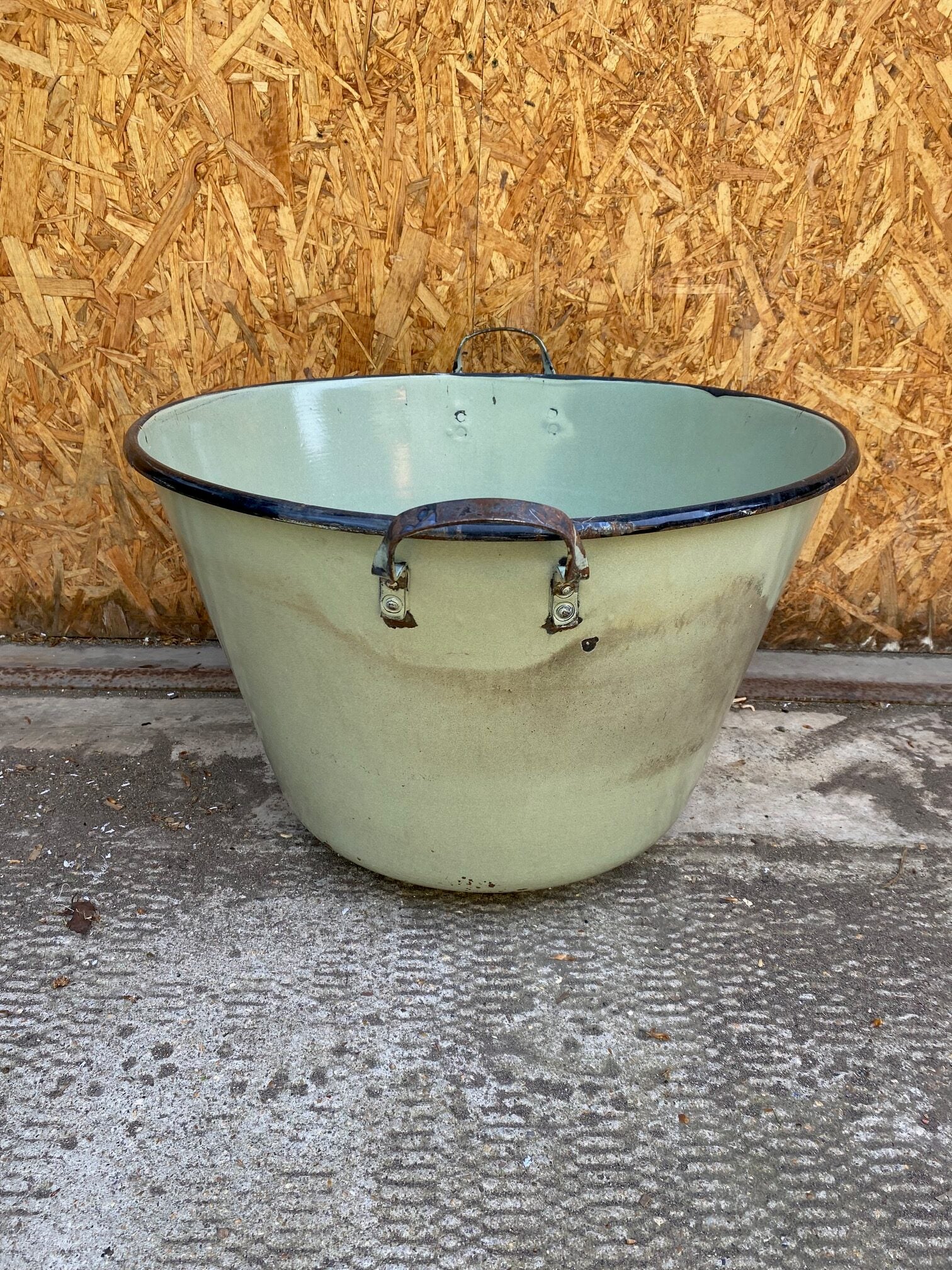 light-green-enamel-tub-3