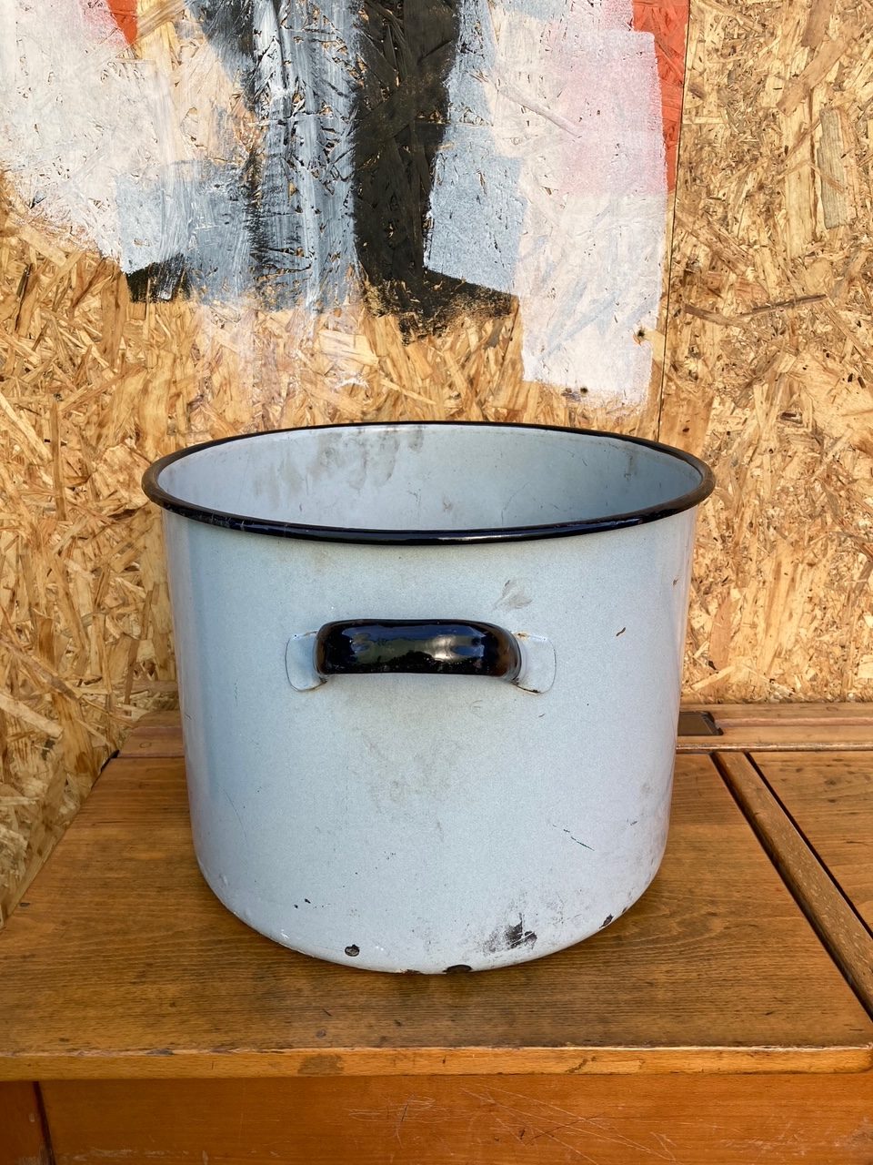 light-grey-round-enamel-maggie-4