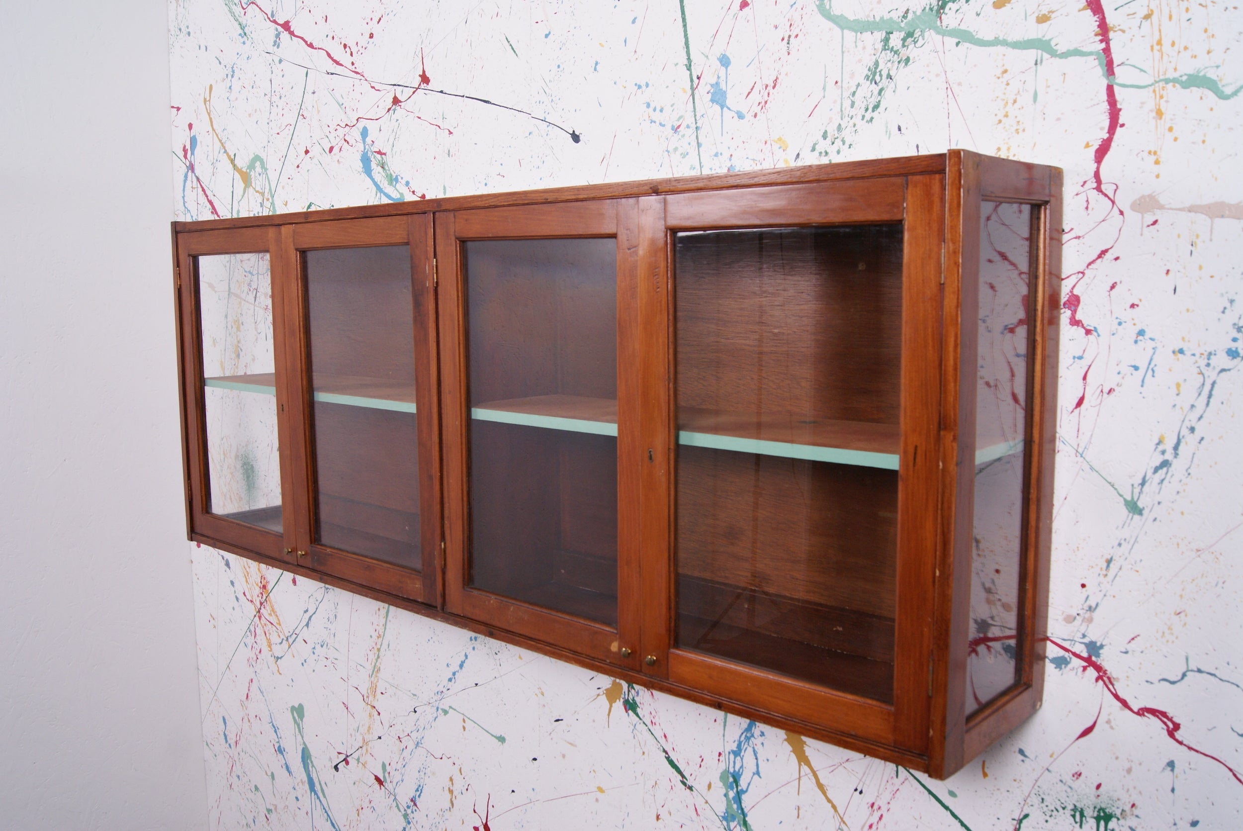 long-glass-cabinet-2