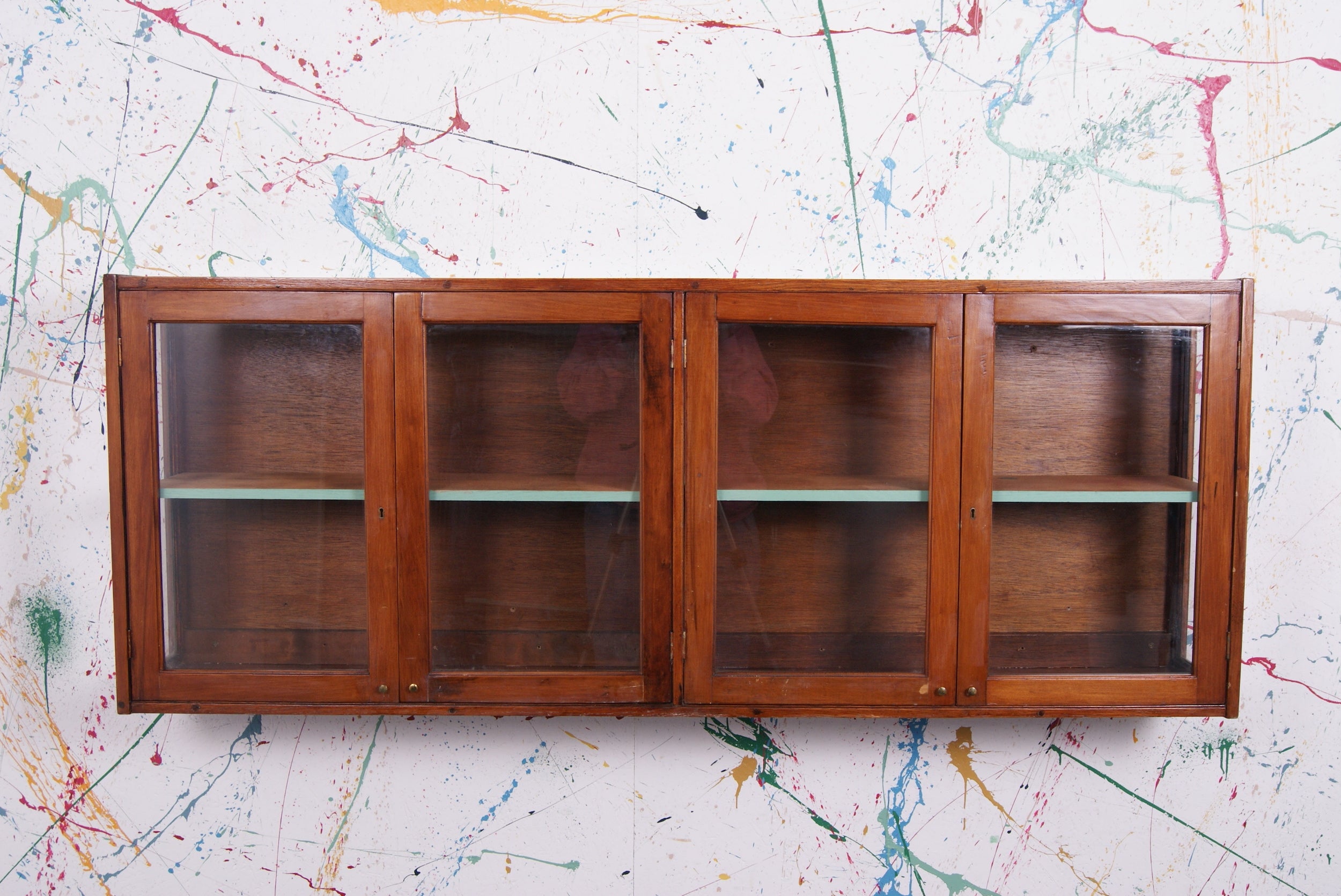 long-glass-cabinet-1
