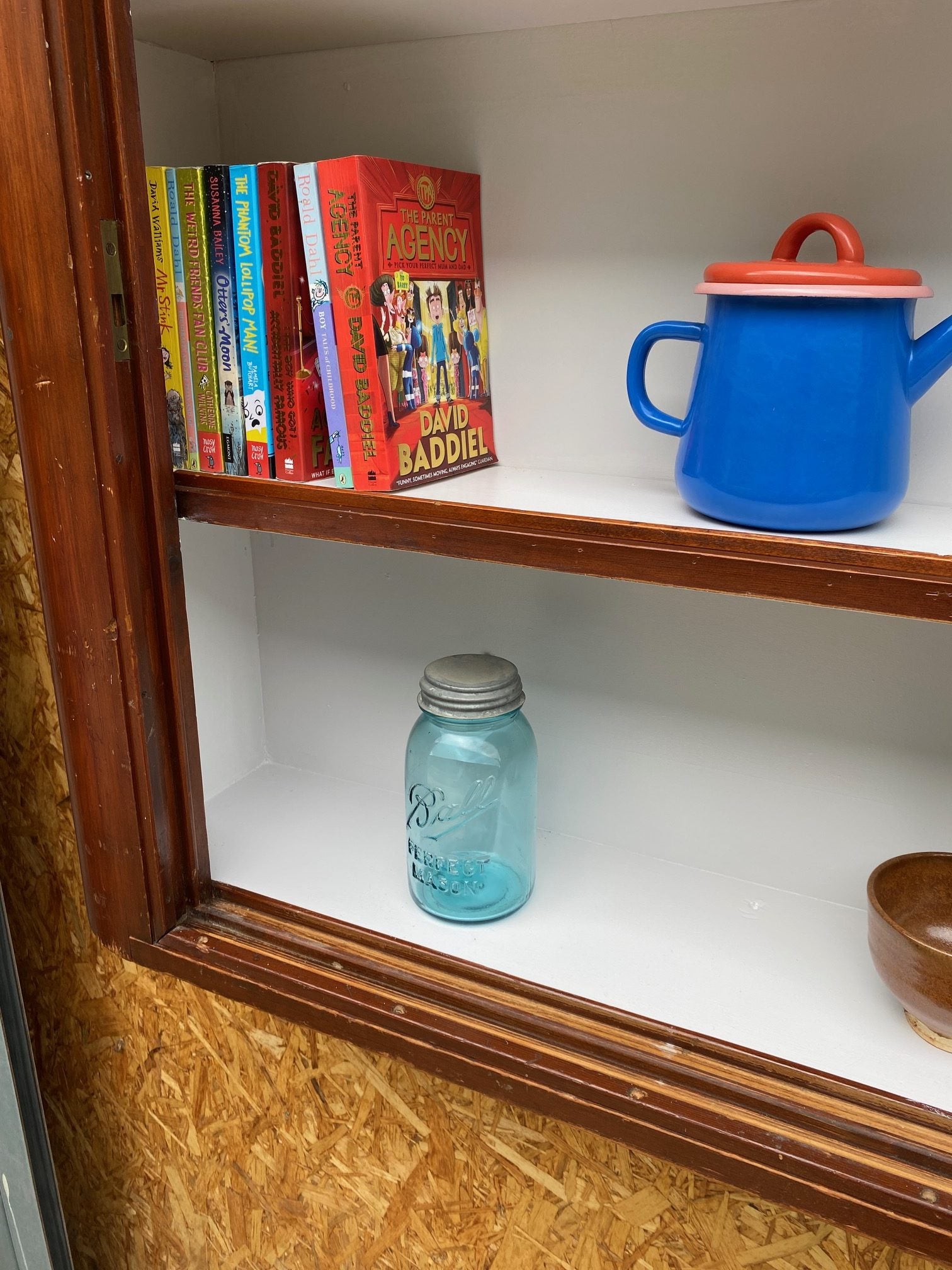 long-glass-cabinet-12