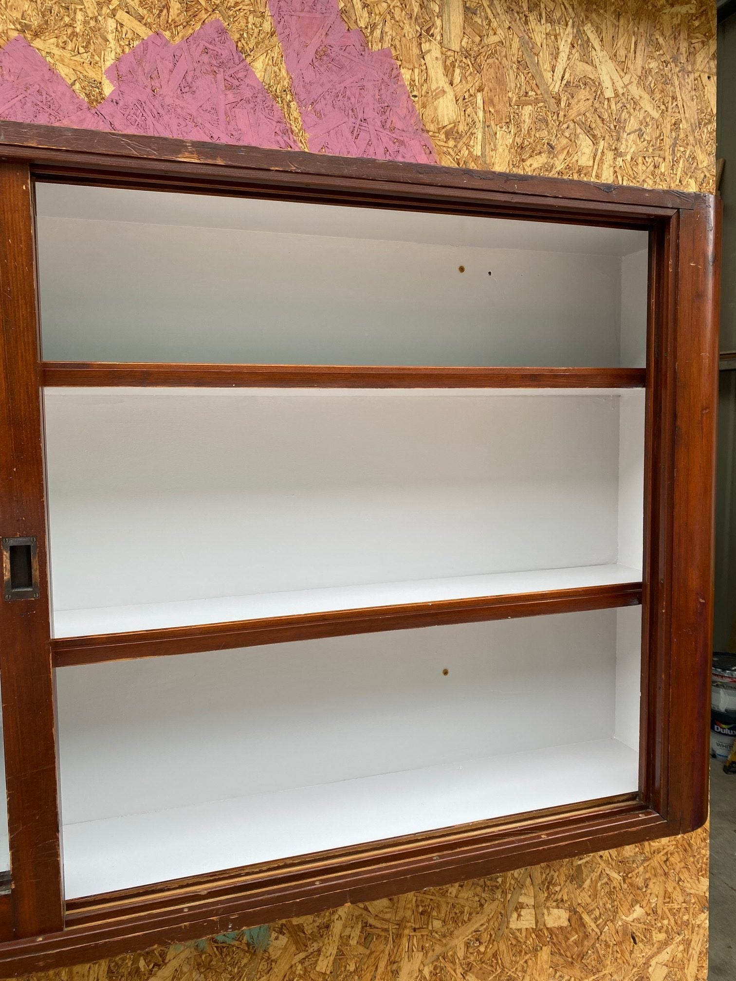 long-glass-cabinet-2