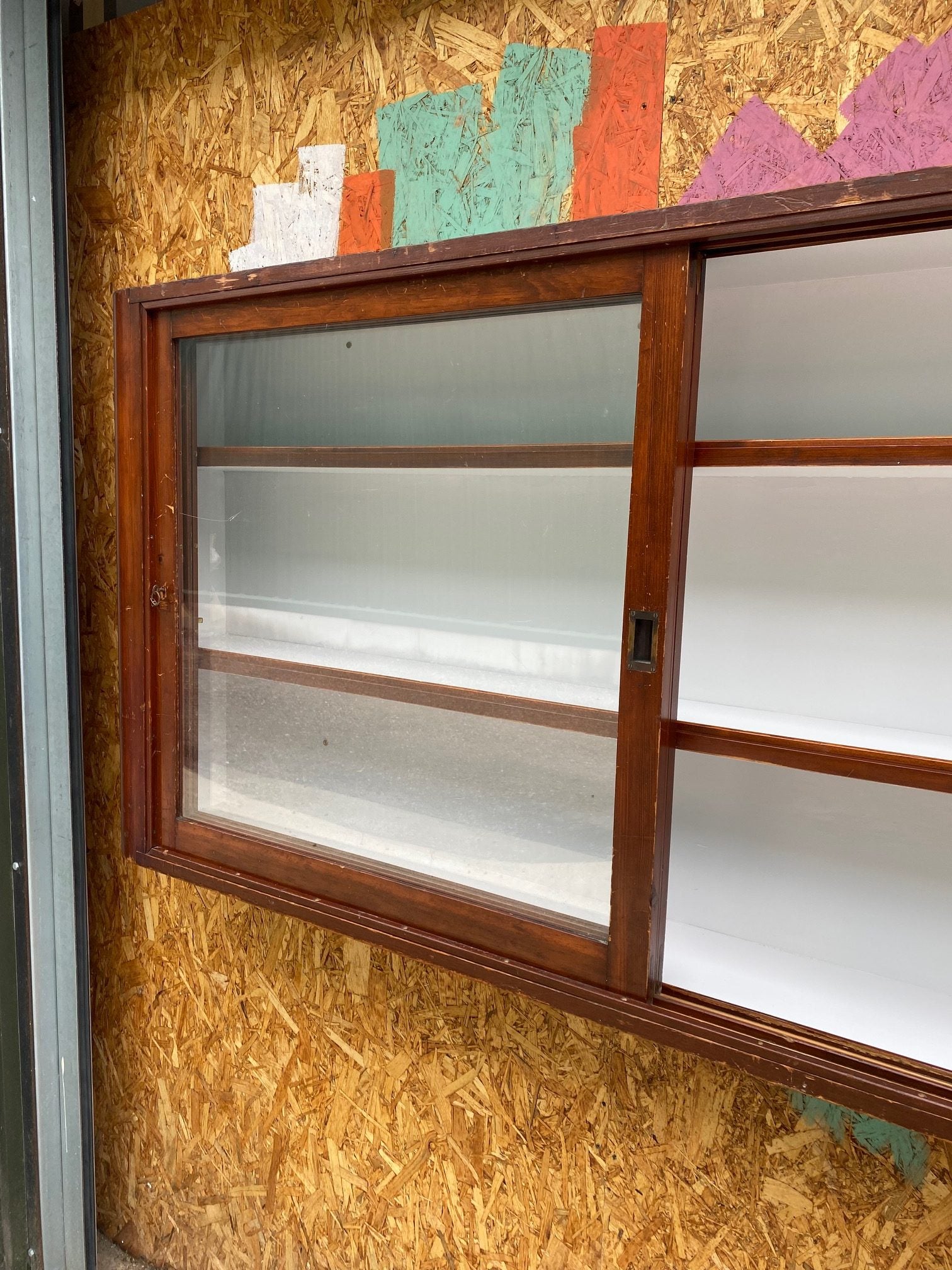 long-glass-cabinet-3