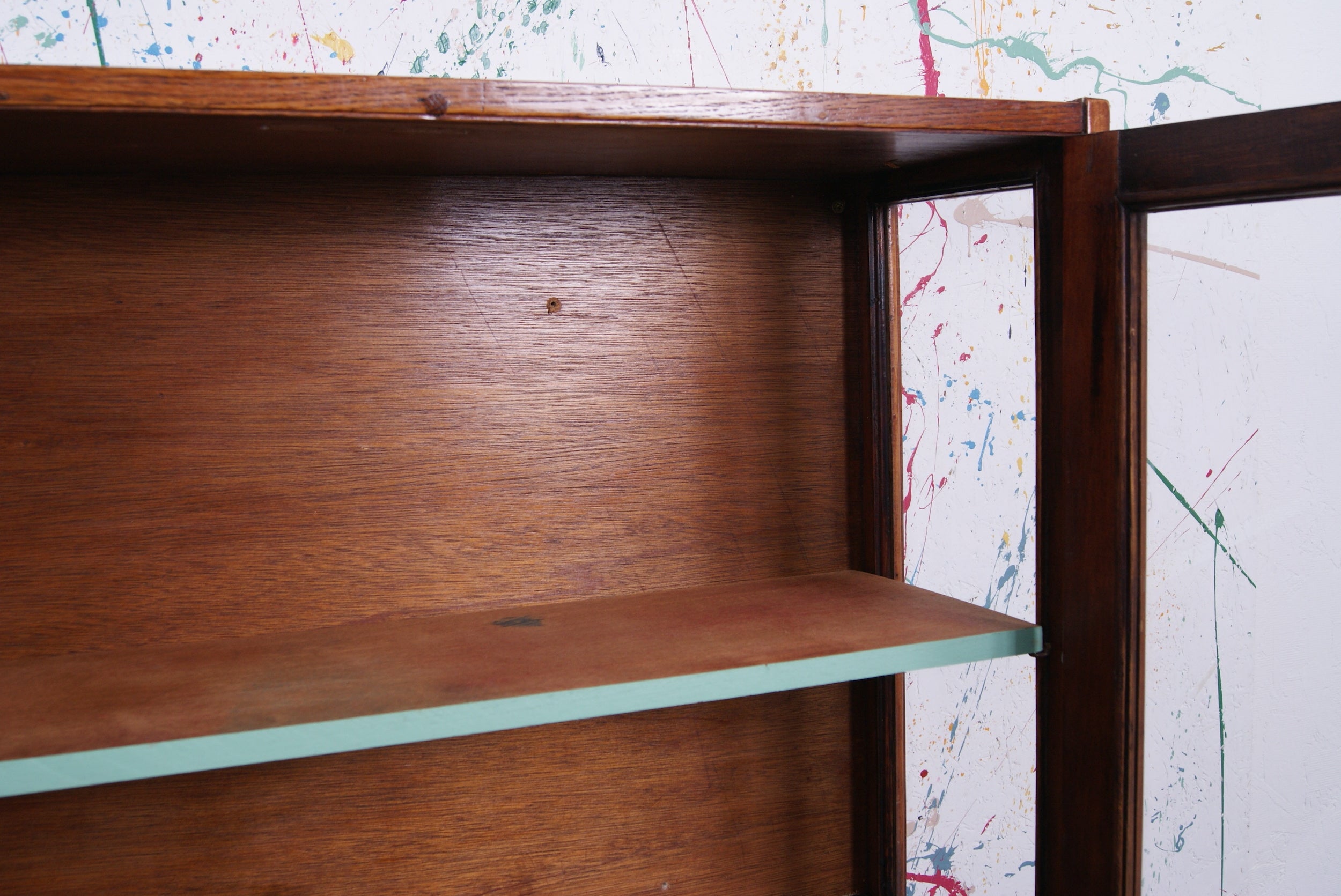 long-glass-cabinet-3