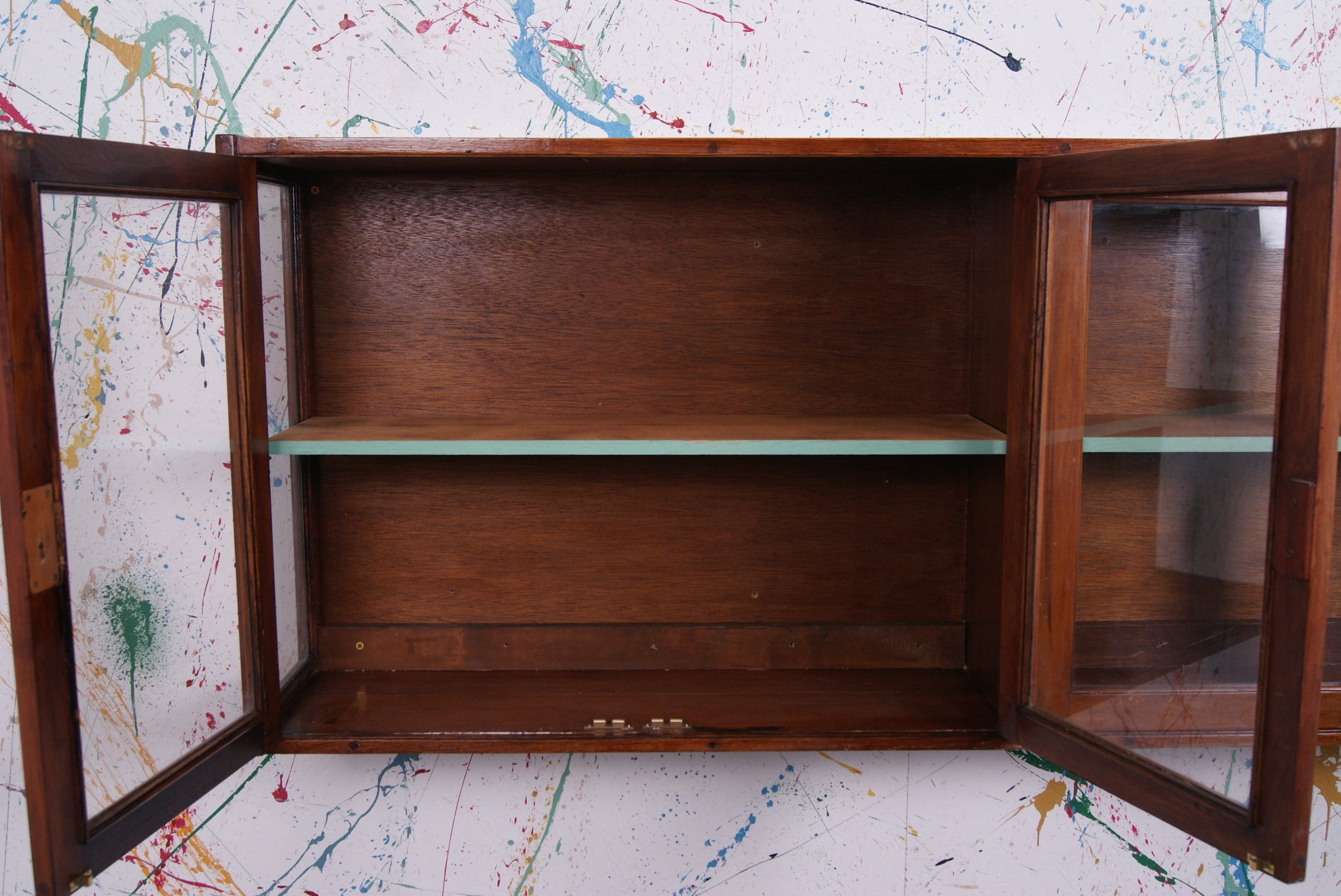 long-glass-cabinet-4
