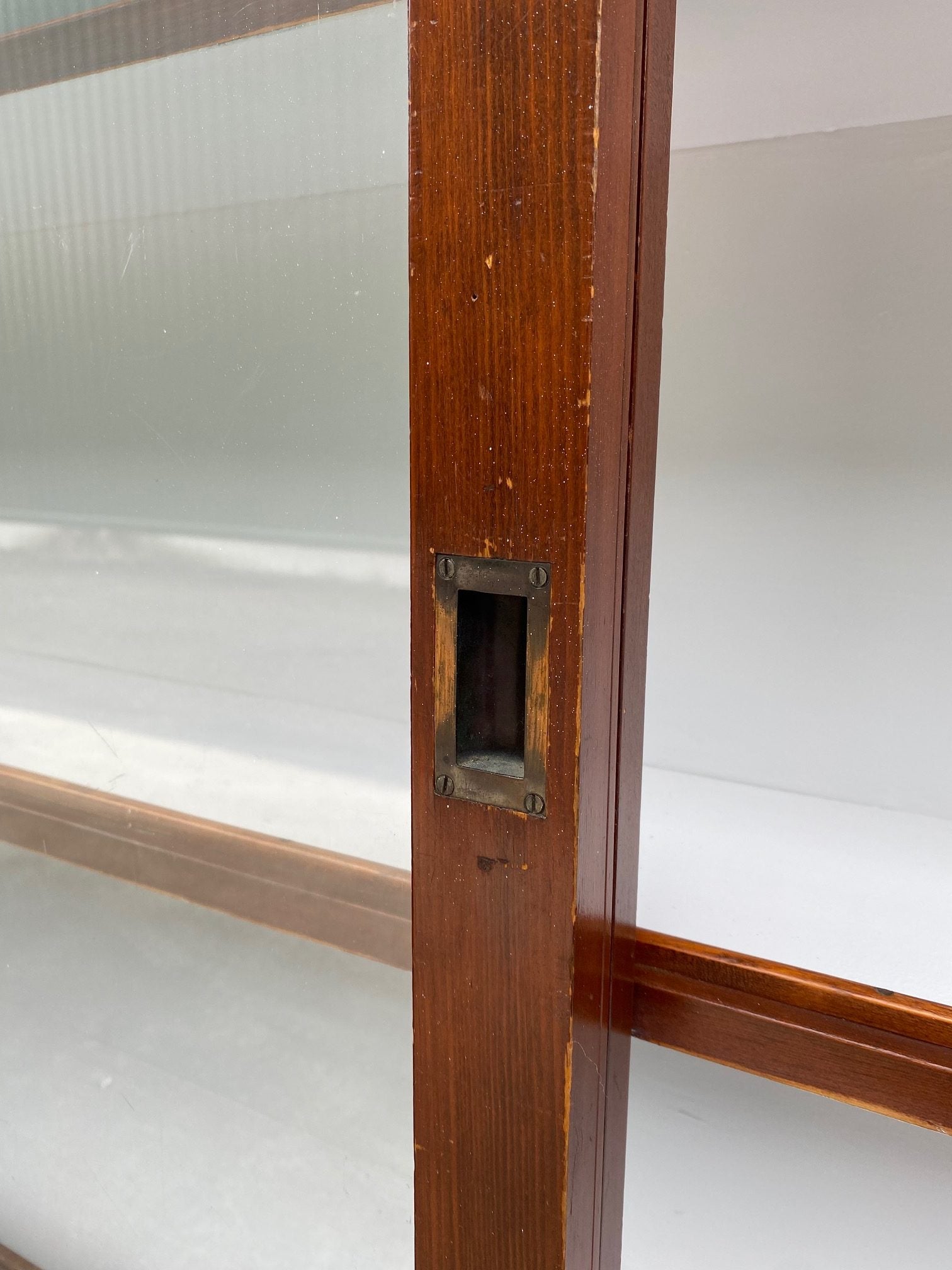 long-glass-cabinet-5