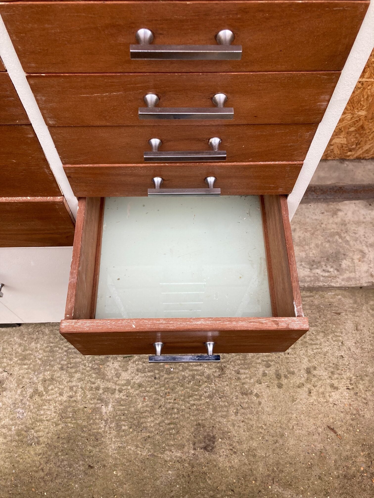 medical-cabinet-4