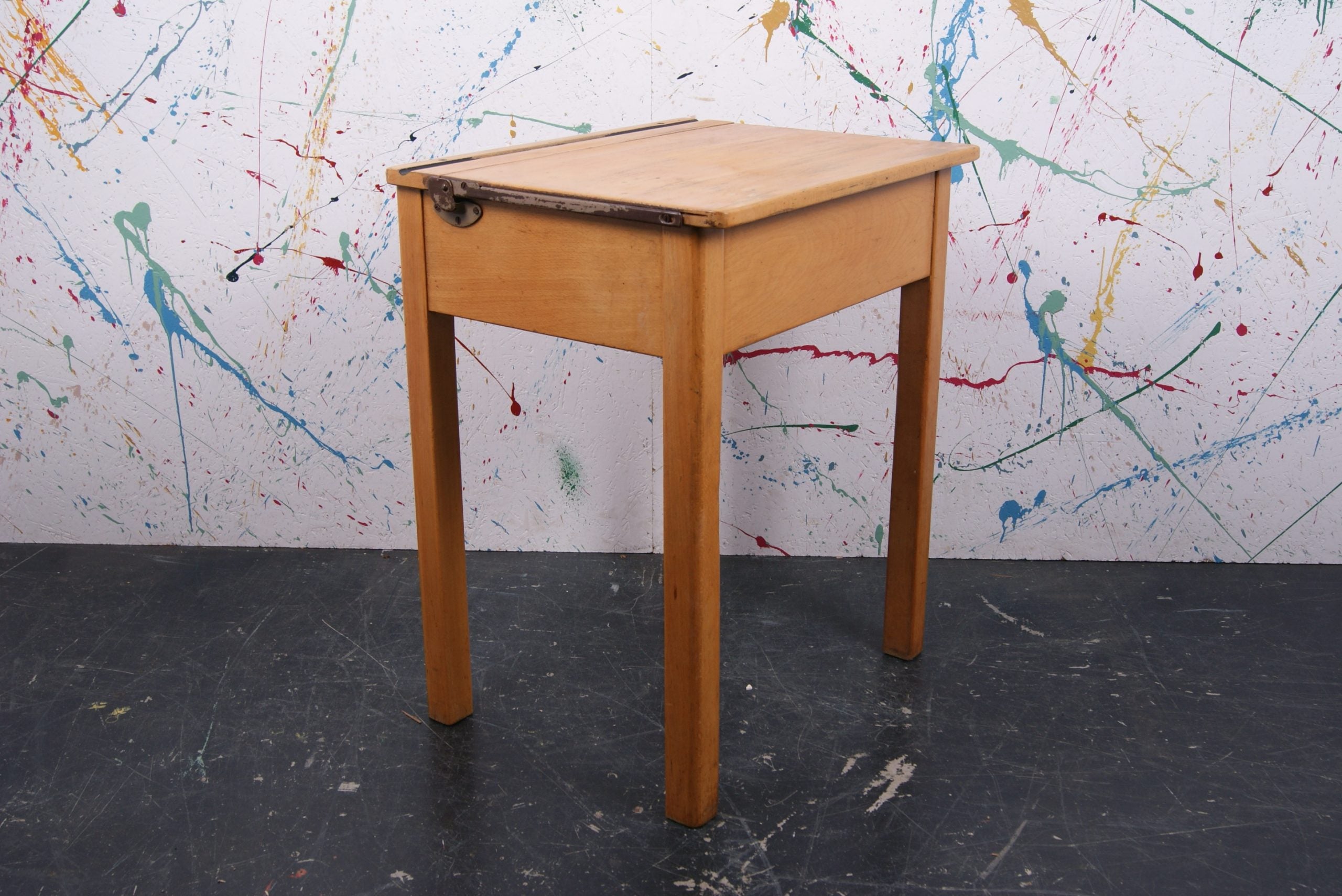 nancys-blushes-single-school-desk-5