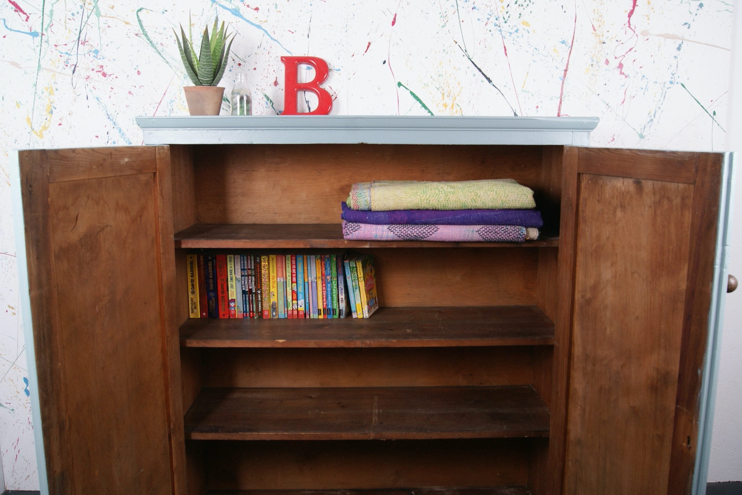 oval-room-blue-cupboard-6