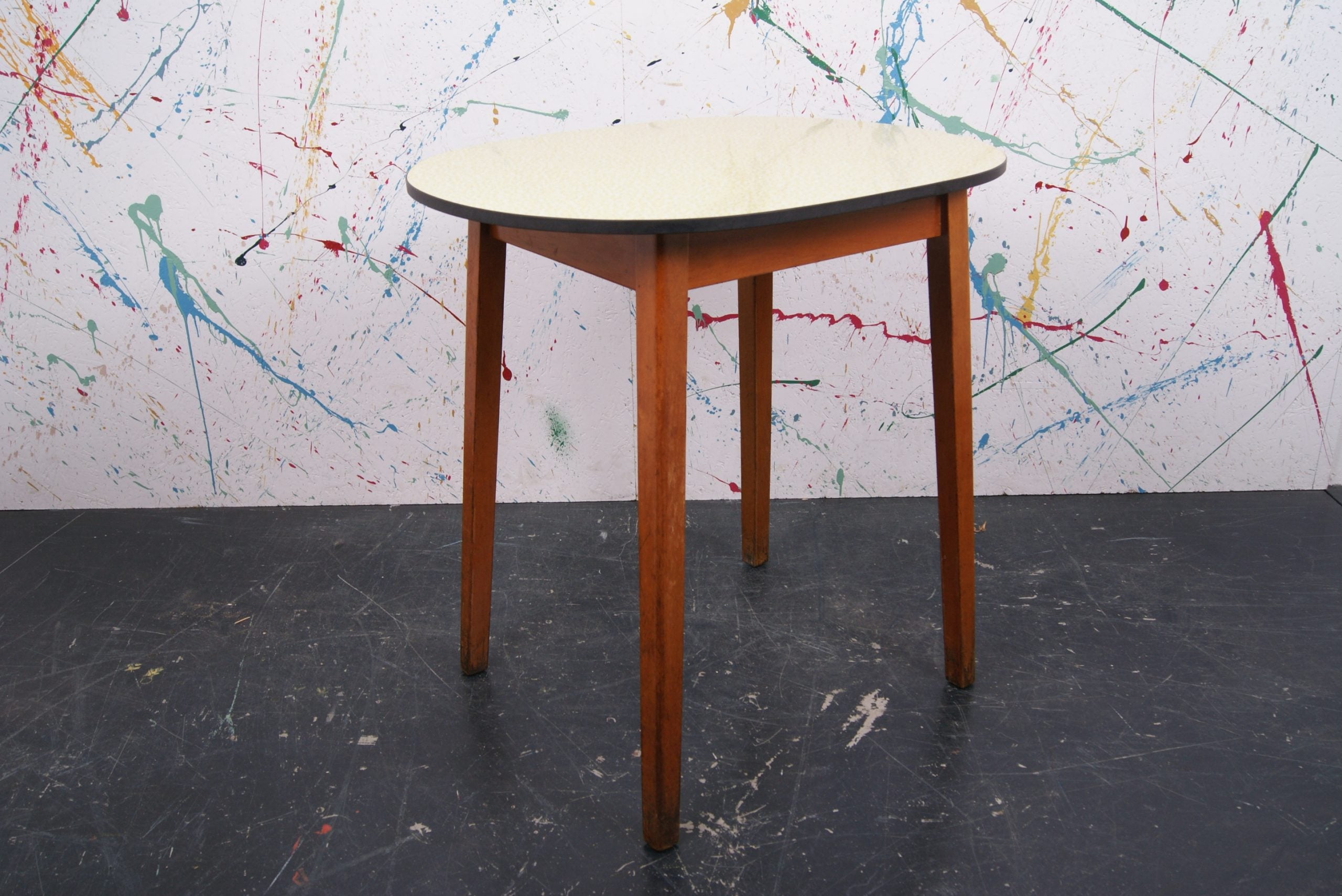 oval-yellow-formica-table-1
