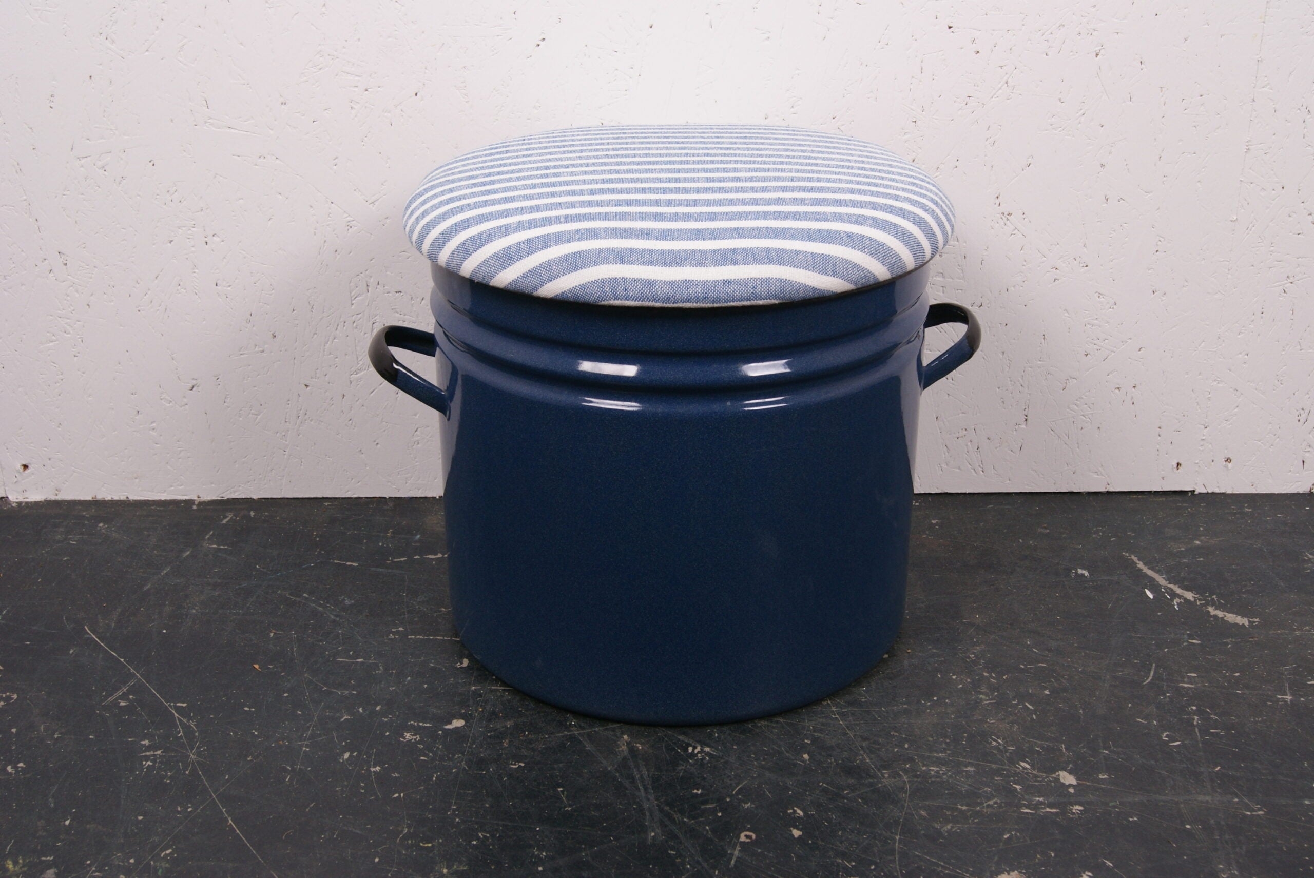 round-blue-maggie-with-blue-stripe-1
